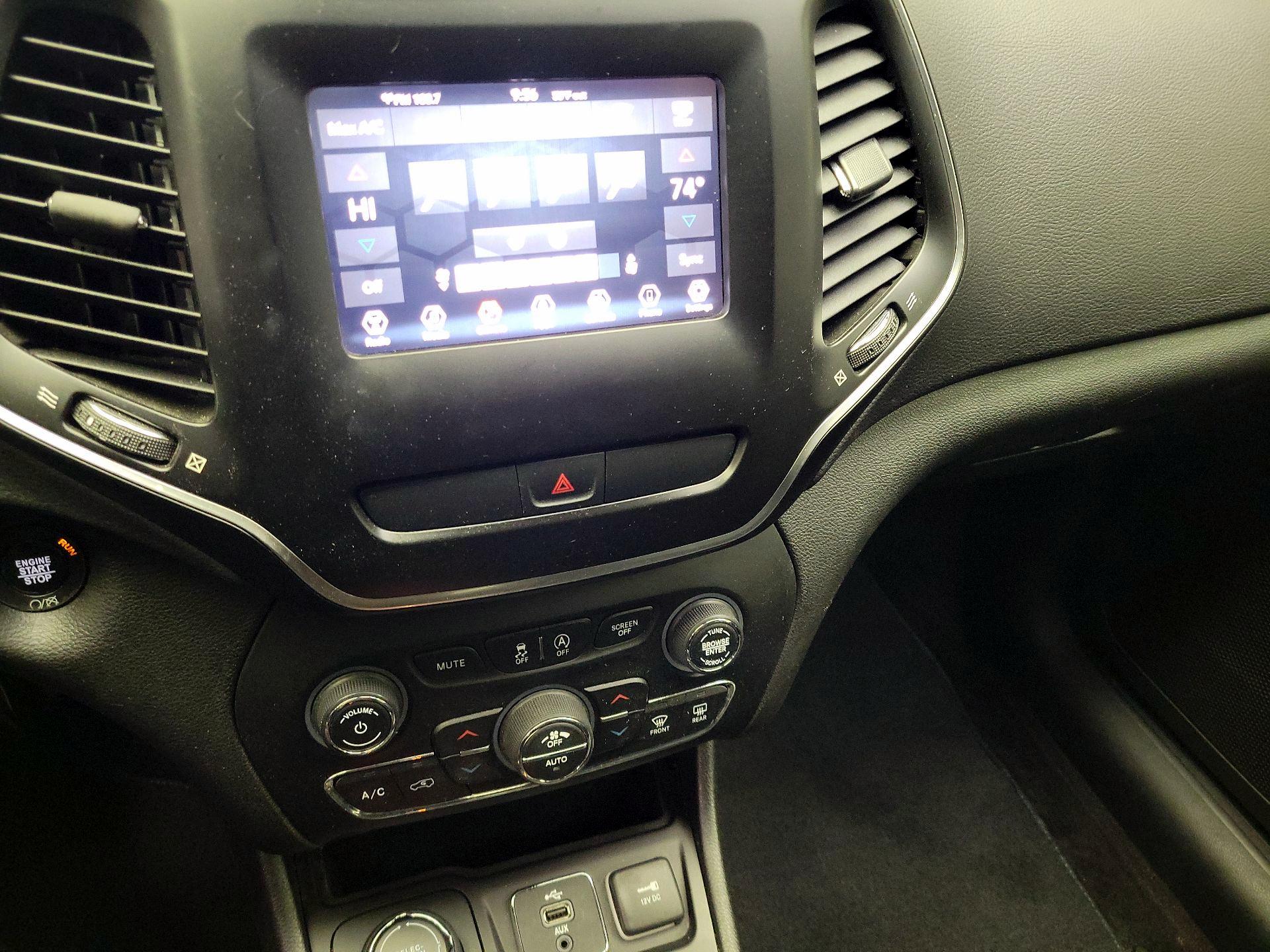 Thumbnail: 2019 Jeep Cherokee - 16