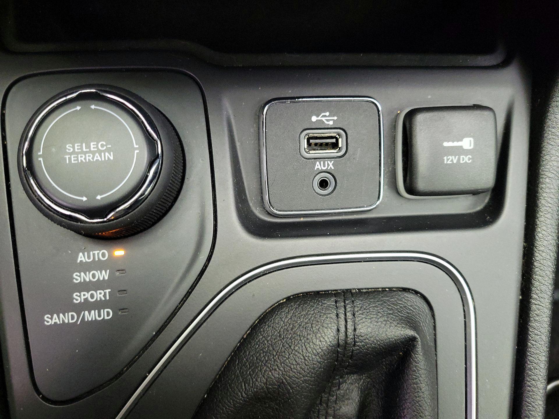 Thumbnail: 2019 Jeep Cherokee - 18