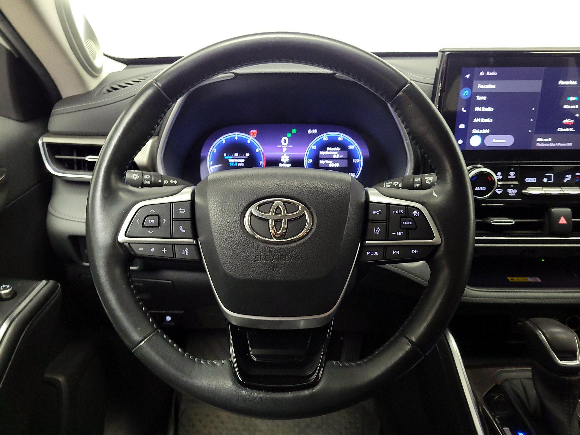 Thumbnail: 2023 Toyota Highlander - 10