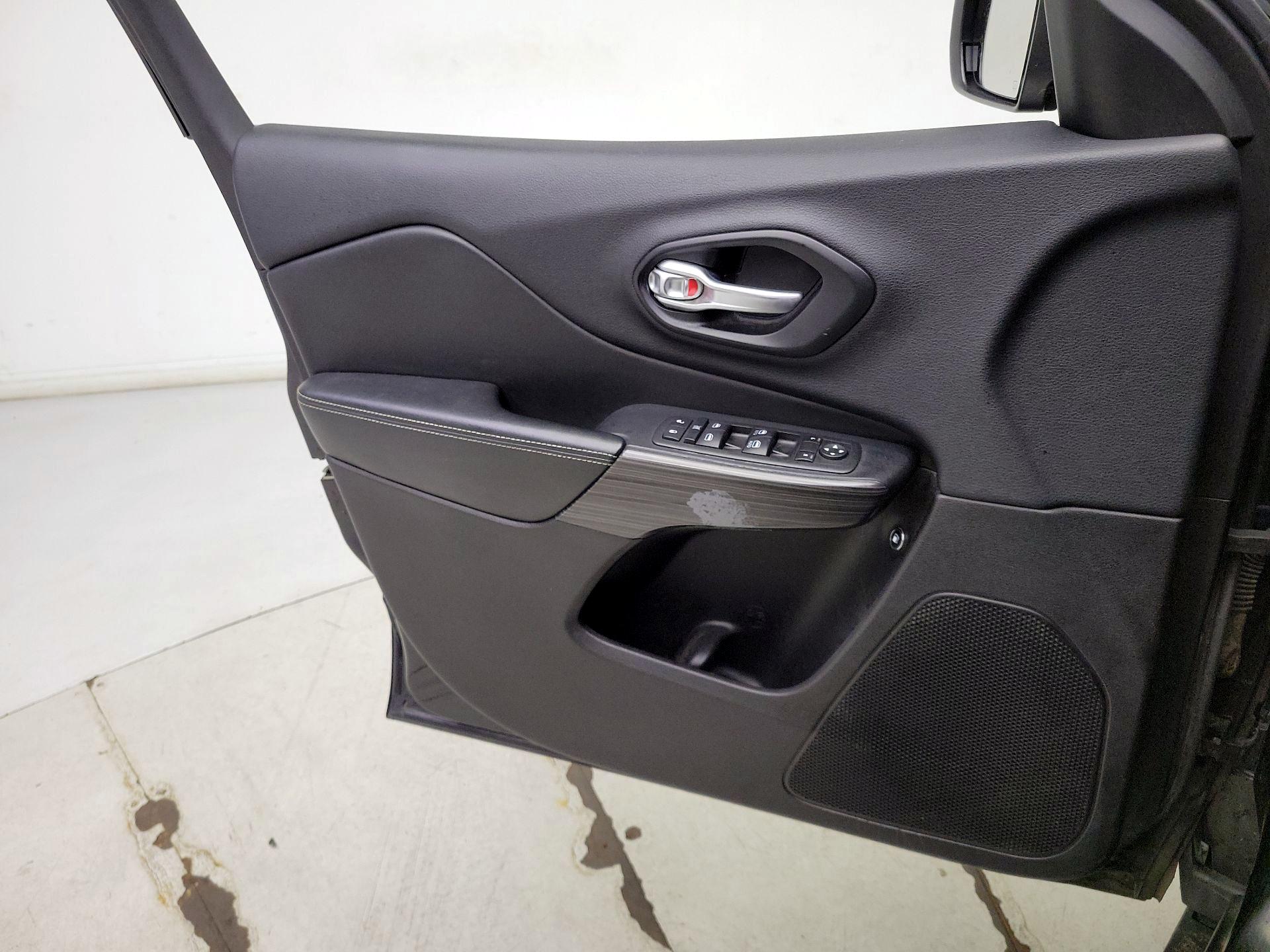Thumbnail: 2015 Jeep Cherokee - 12