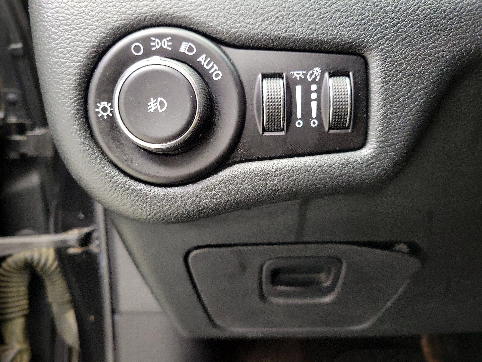 Thumbnail: 2015 Jeep Cherokee - 13