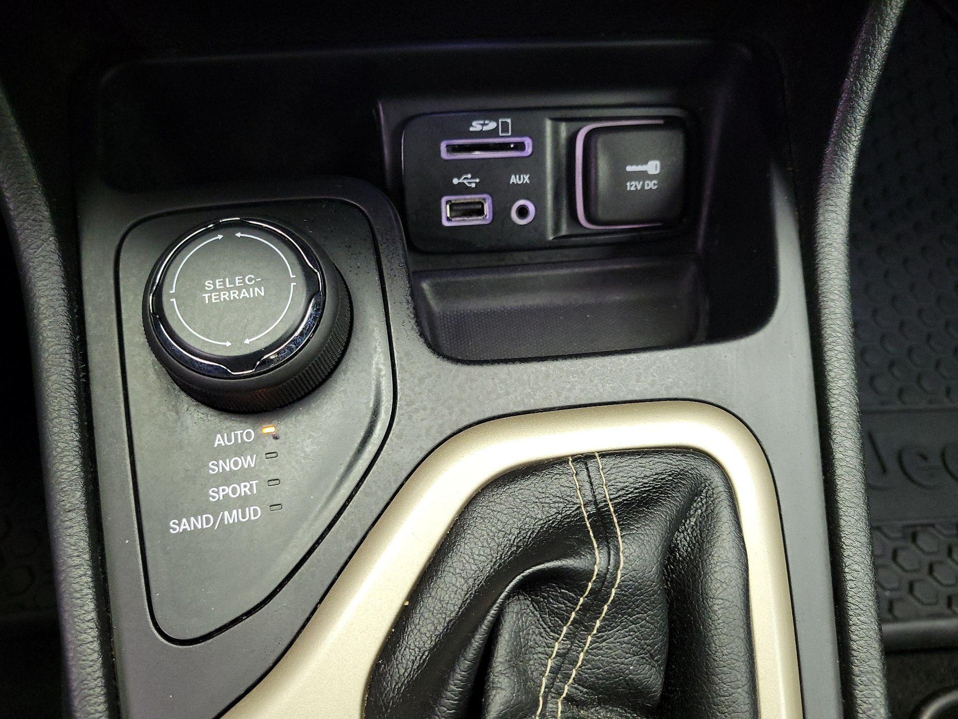 Thumbnail: 2015 Jeep Cherokee - 19