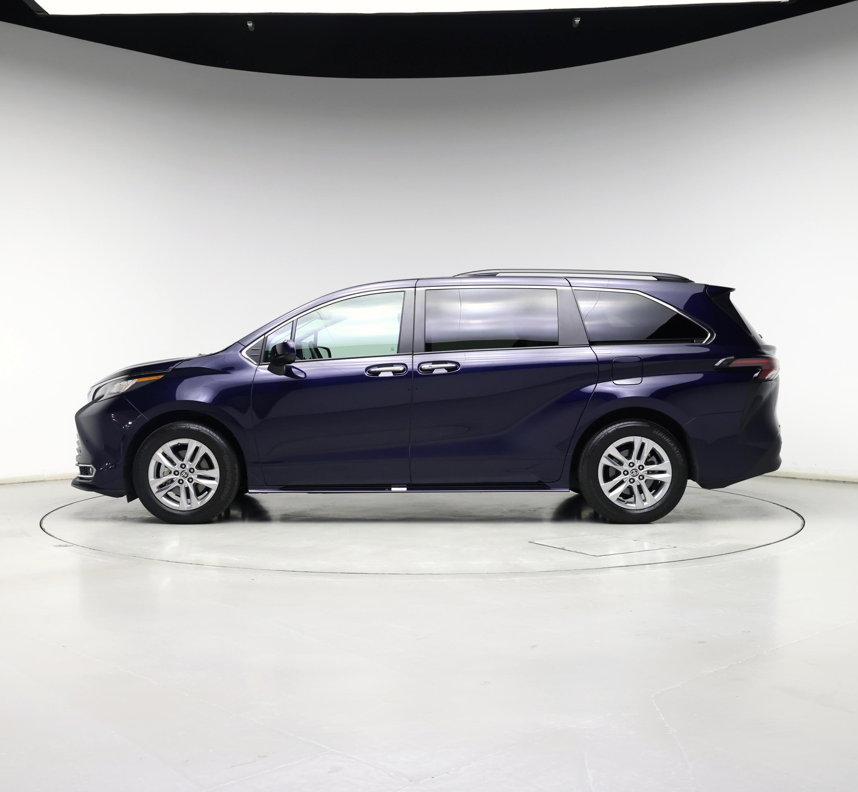 Thumbnail: 2023 Toyota Sienna - 3
