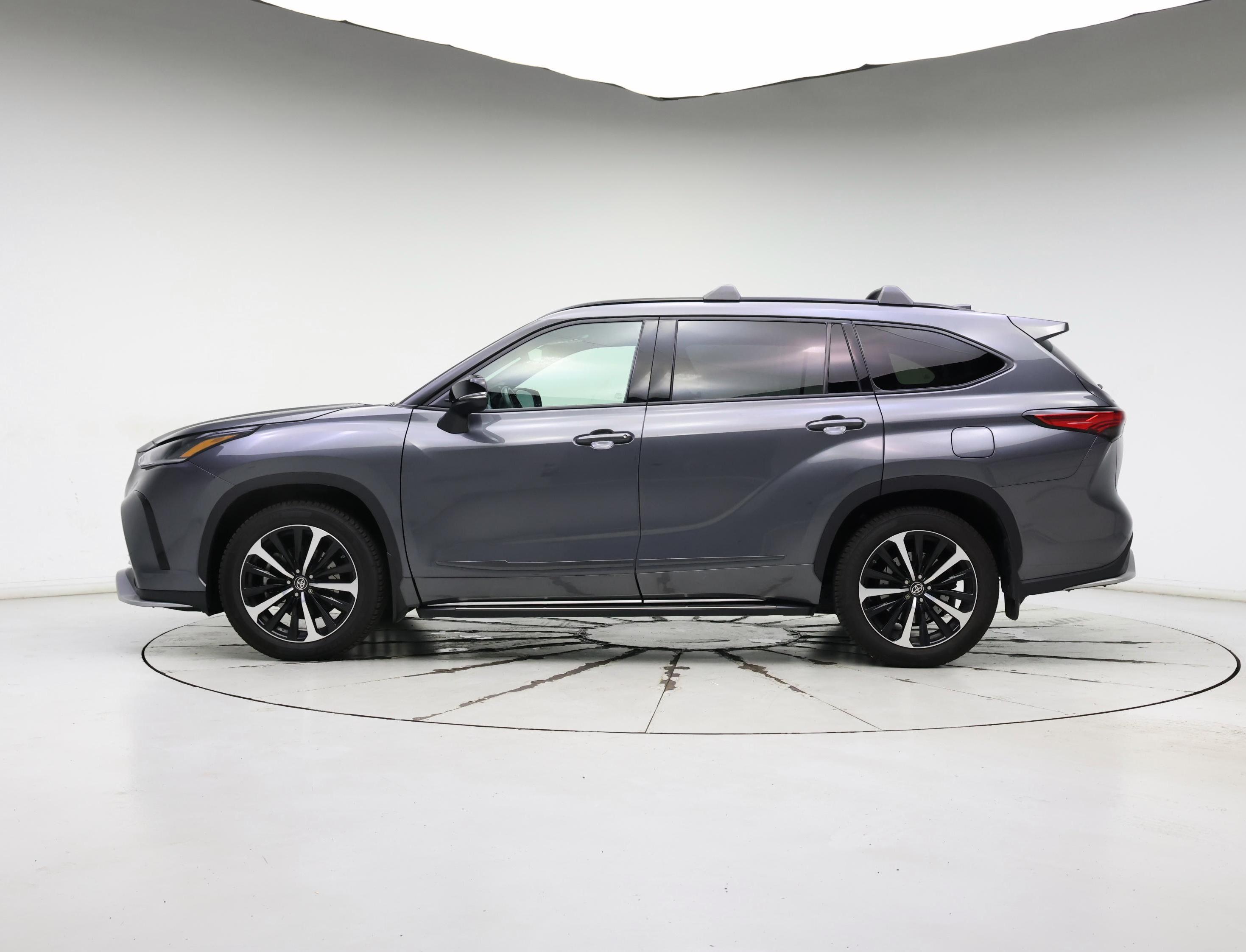 Thumbnail: 2021 Toyota Highlander - 3