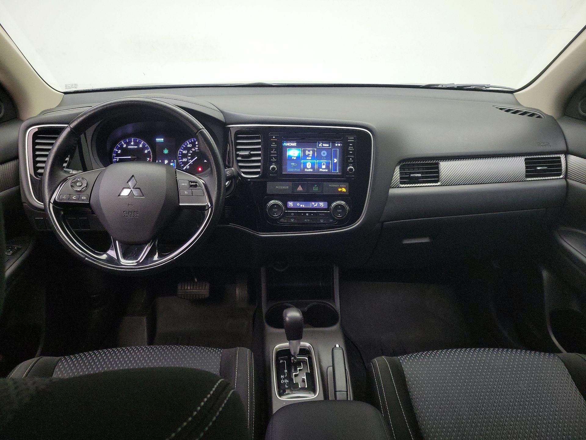 Thumbnail: 2016 Mitsubishi Outlander - 9