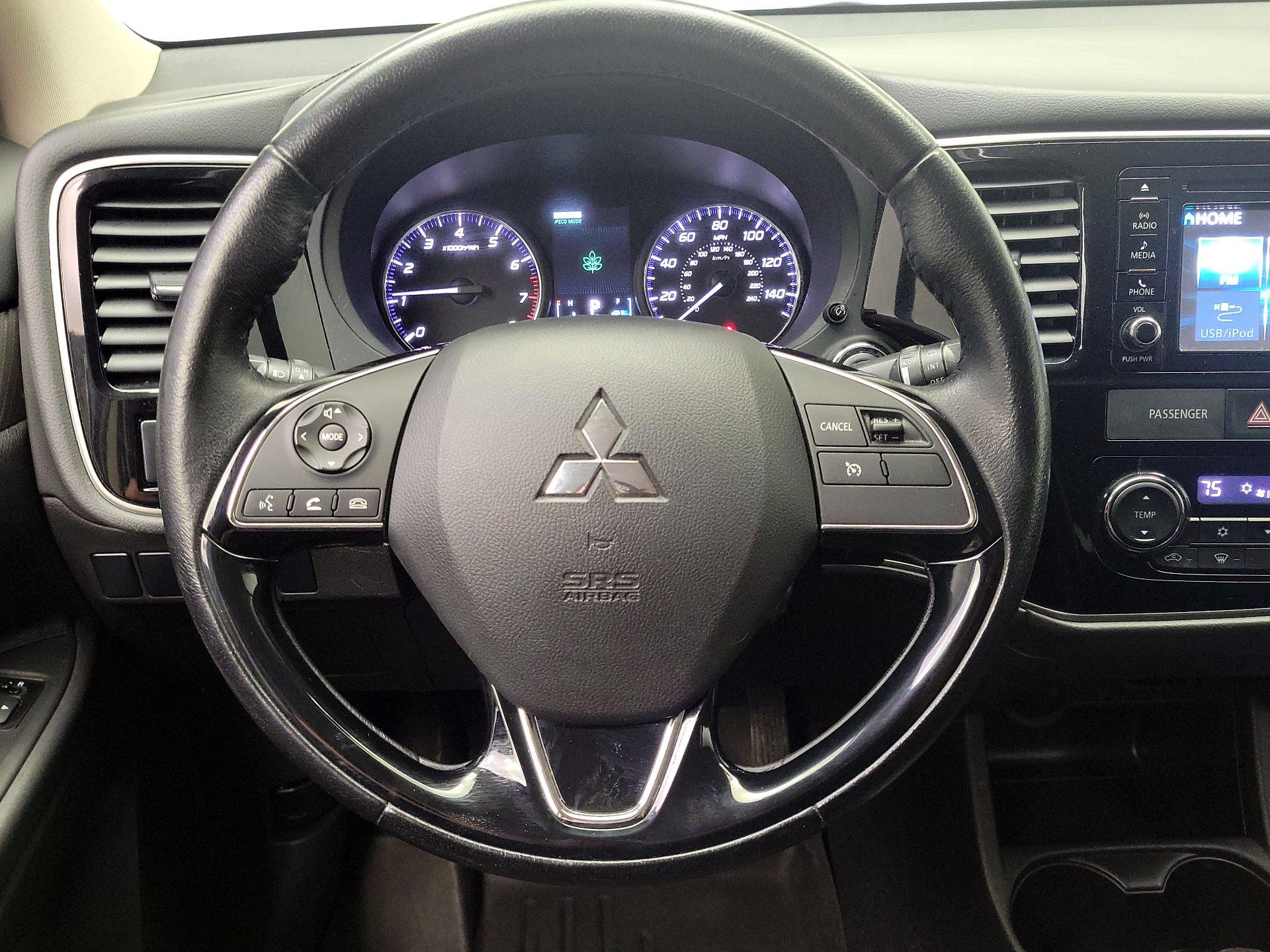 Thumbnail: 2016 Mitsubishi Outlander - 10