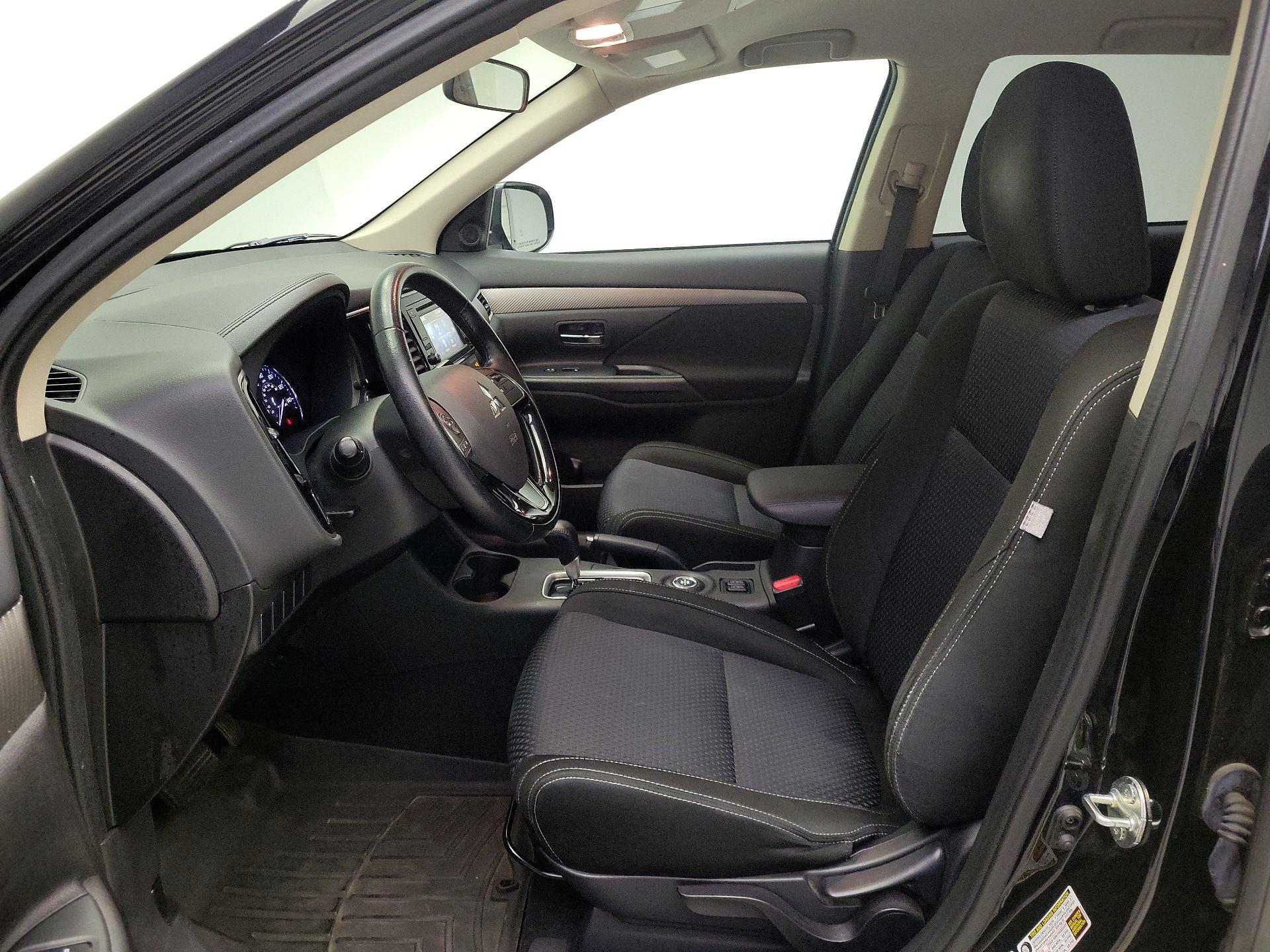 Thumbnail: 2016 Mitsubishi Outlander - 11