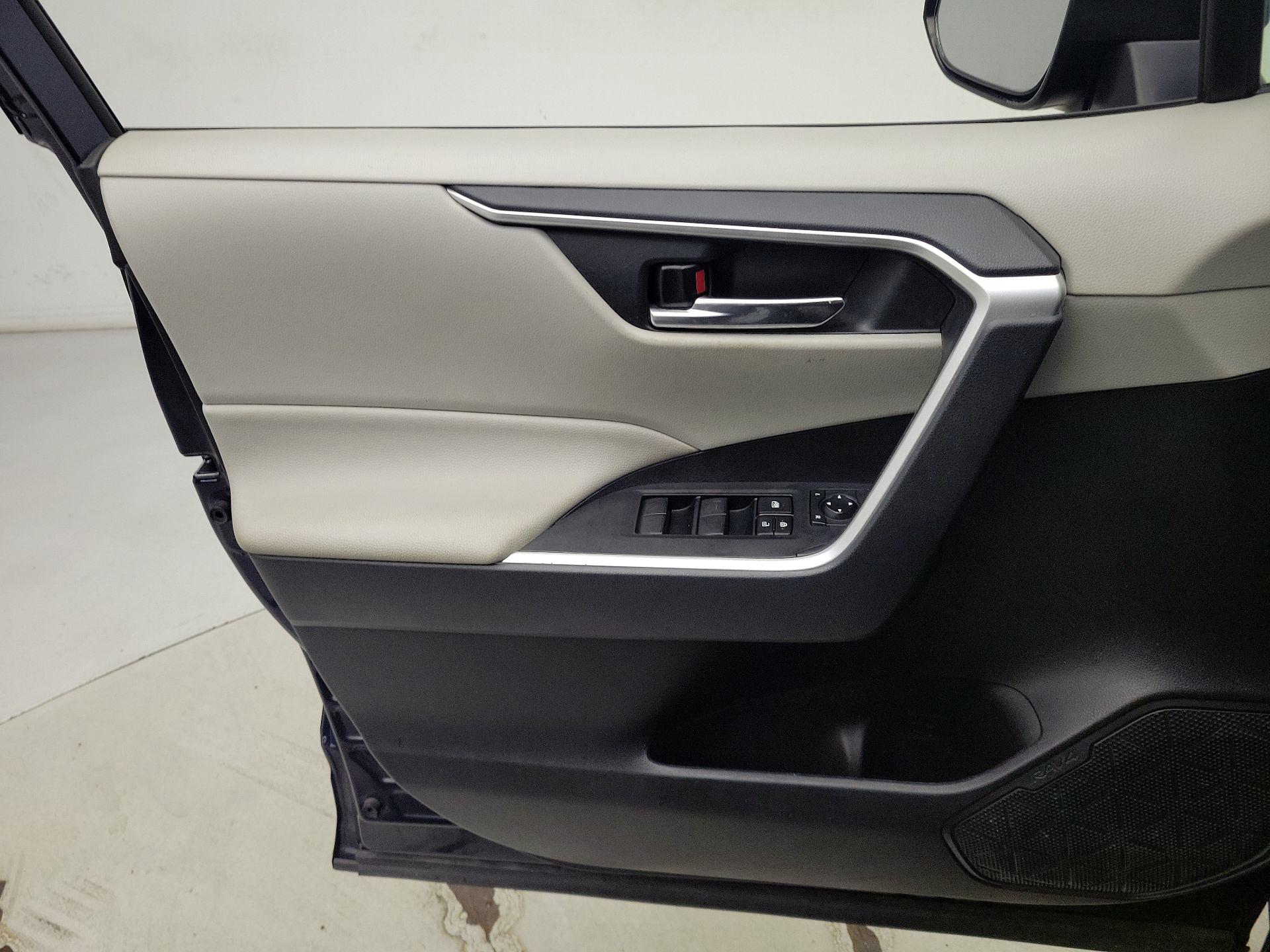 Thumbnail: 2021 Toyota RAV4 - 12