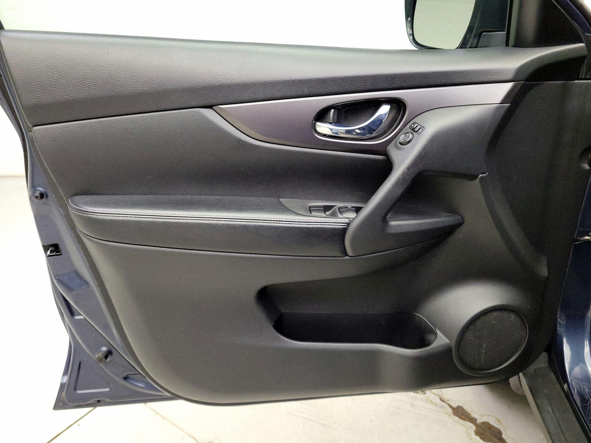 Thumbnail: 2016 Nissan Rogue - 12