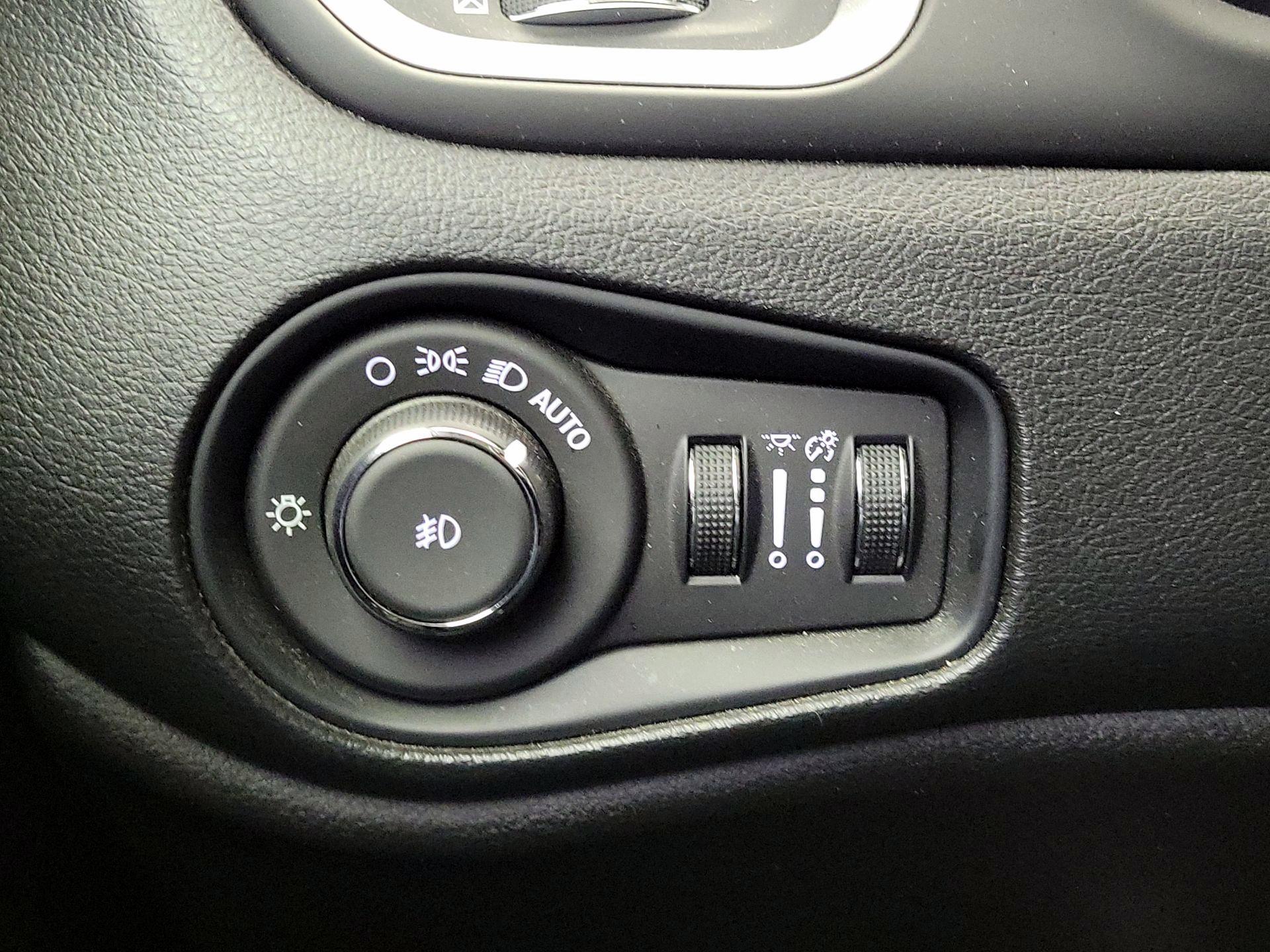 Thumbnail: 2020 Jeep Renegade - 13
