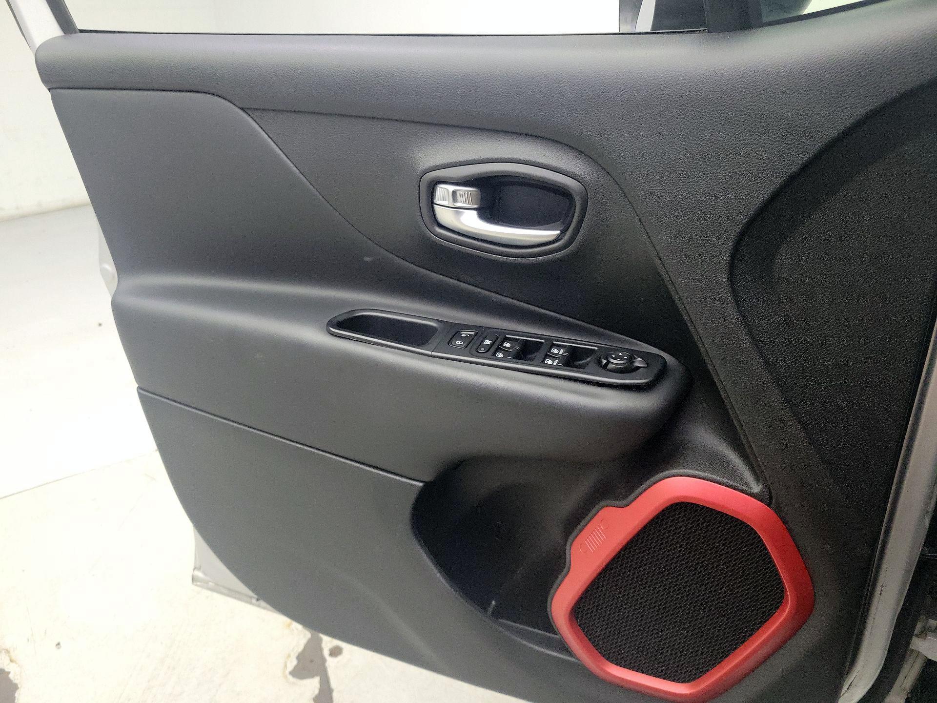 Thumbnail: 2016 Jeep Renegade - 12