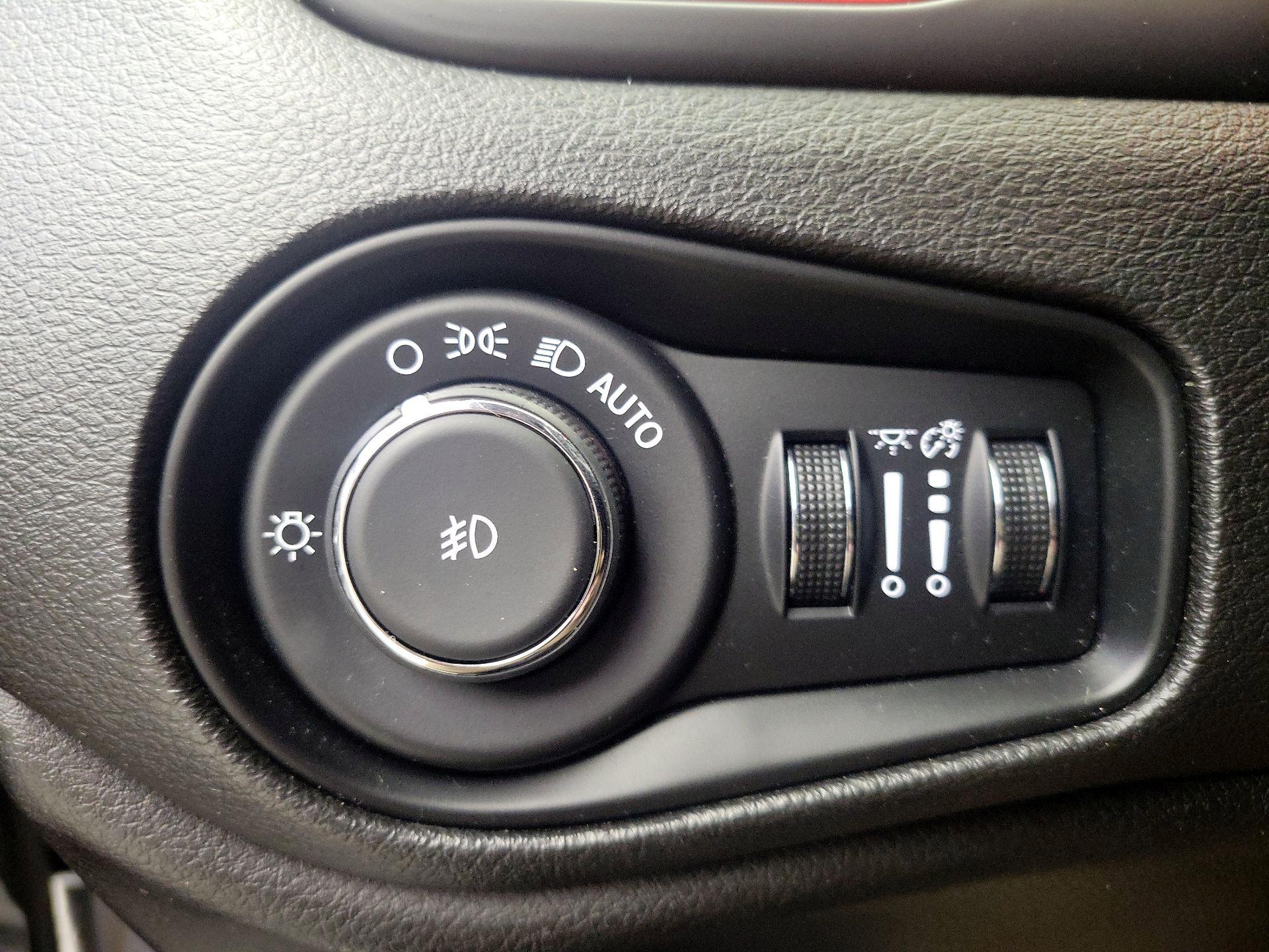 Thumbnail: 2016 Jeep Renegade - 13