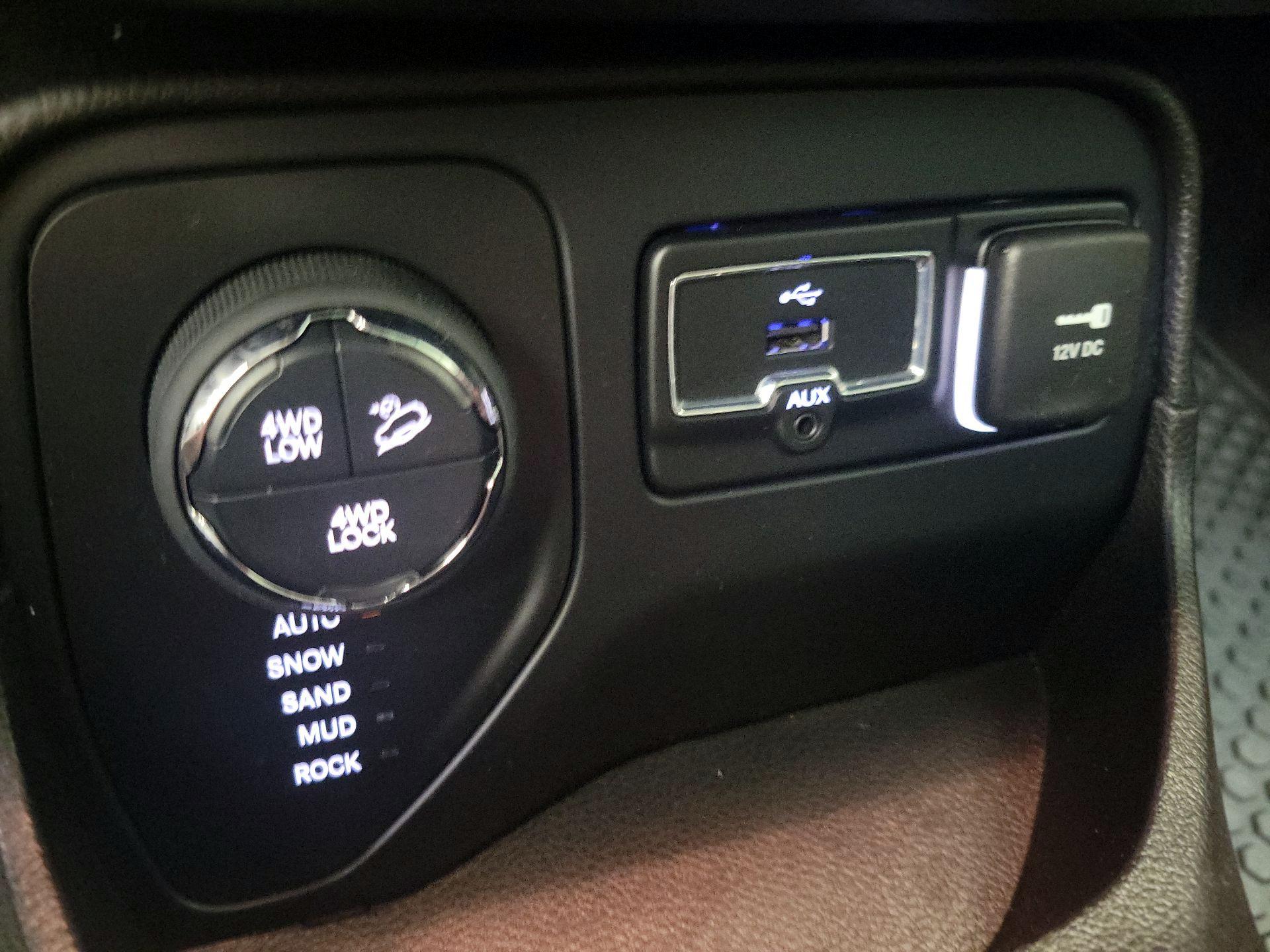 Thumbnail: 2016 Jeep Renegade - 18