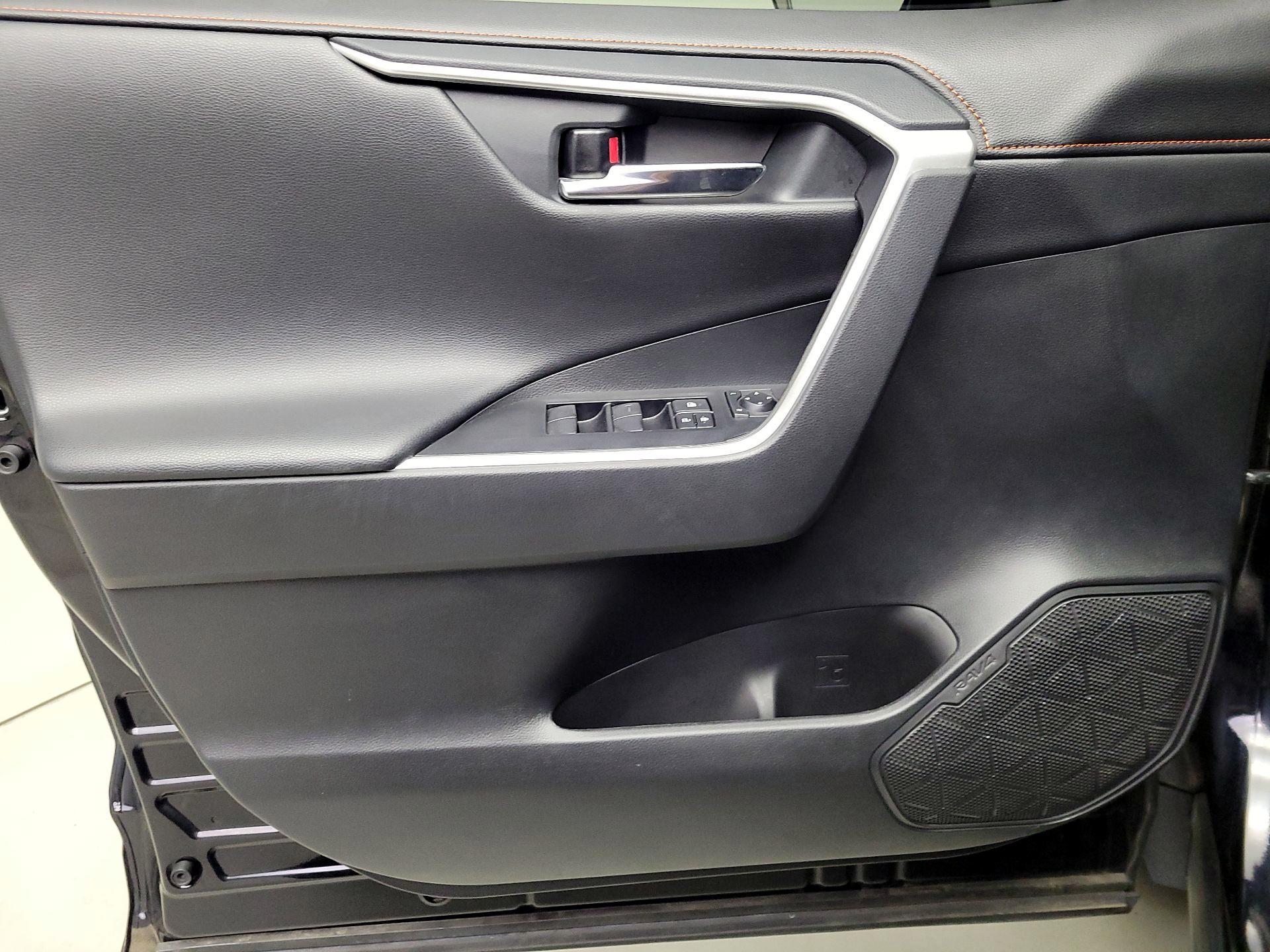 Thumbnail: 2020 Toyota RAV4 - 12