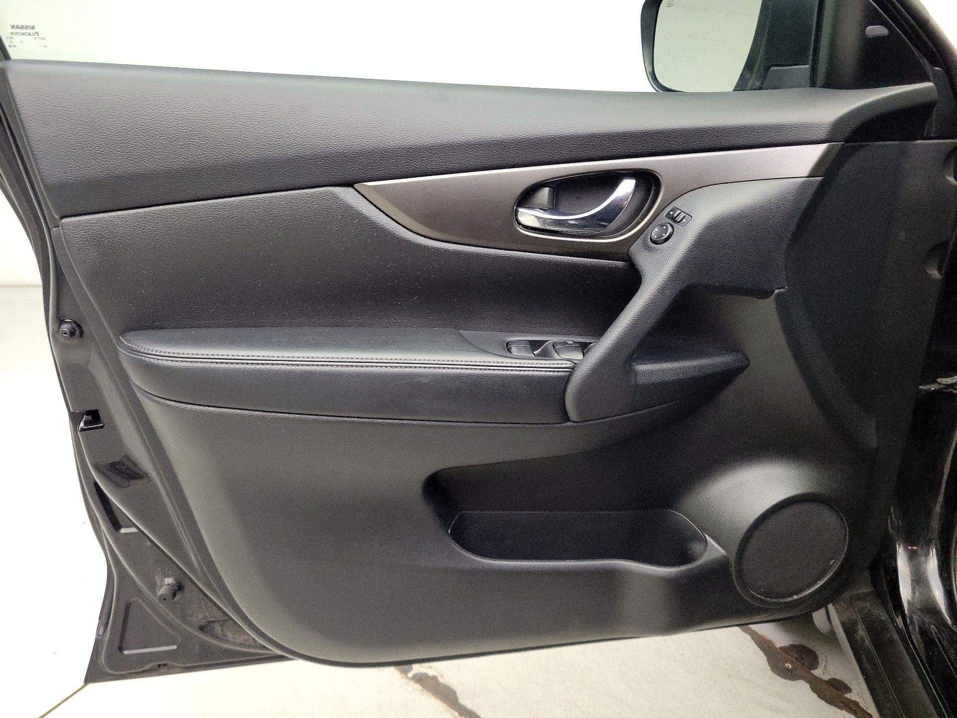 Thumbnail: 2015 Nissan Rogue - 12