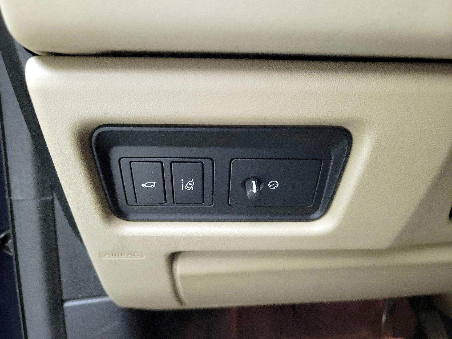 Thumbnail: 2019 Land Rover Discovery Sport - 13