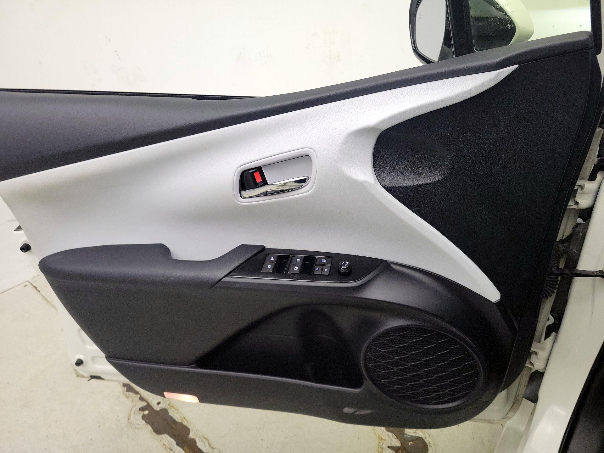 Thumbnail: 2016 Toyota Prius - 12