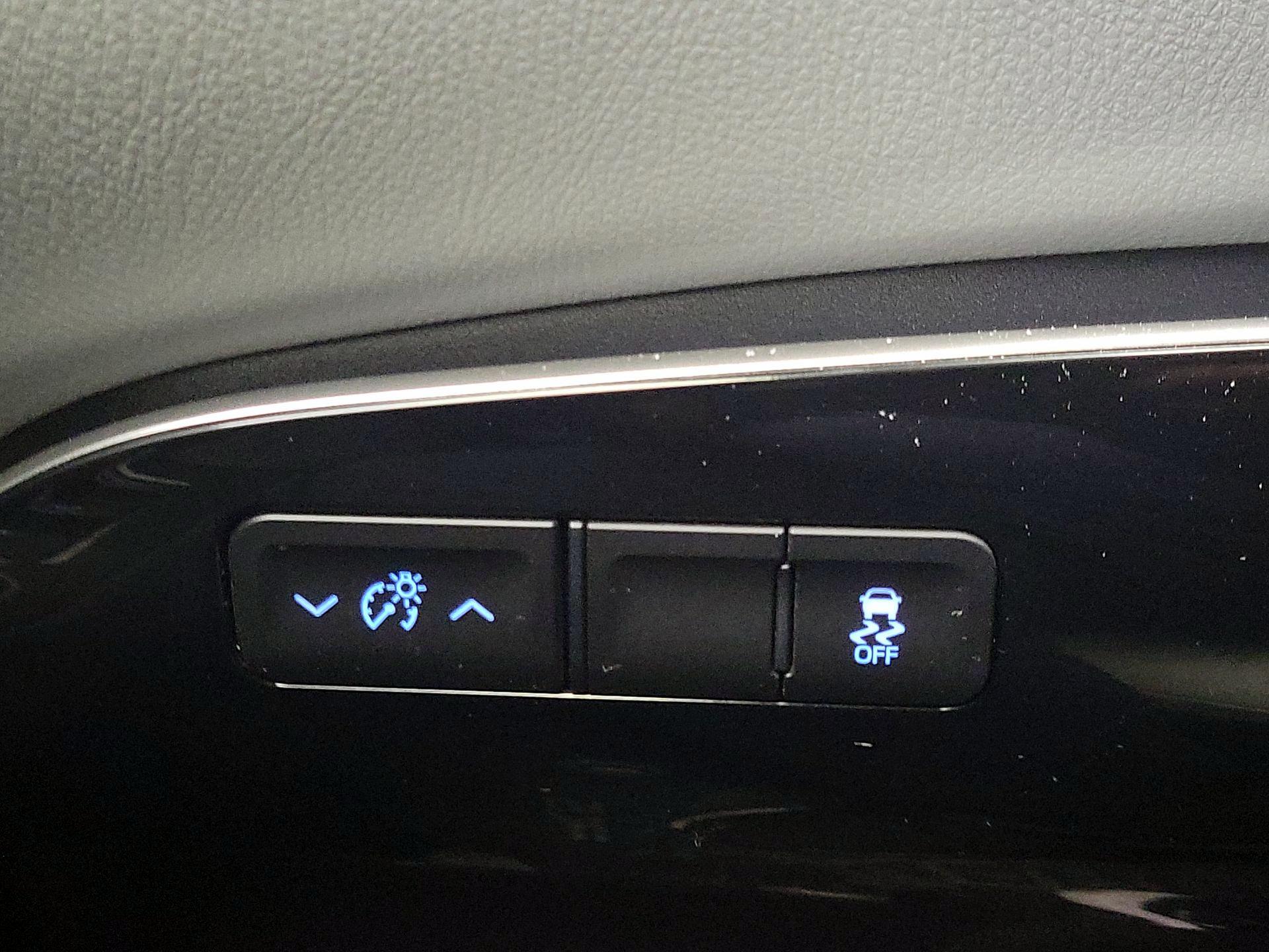 Thumbnail: 2016 Toyota Prius - 13