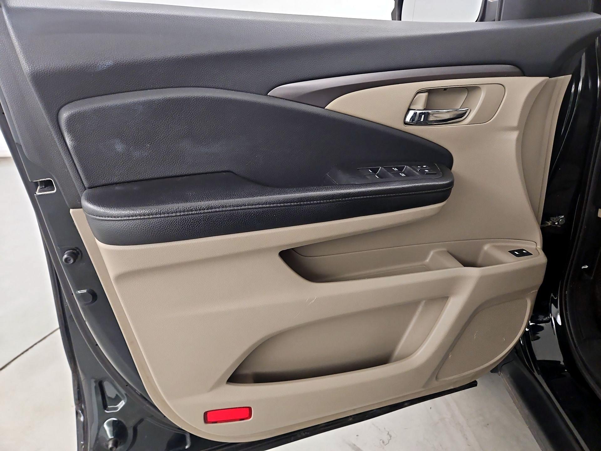 Thumbnail: 2016 Honda Pilot - 12