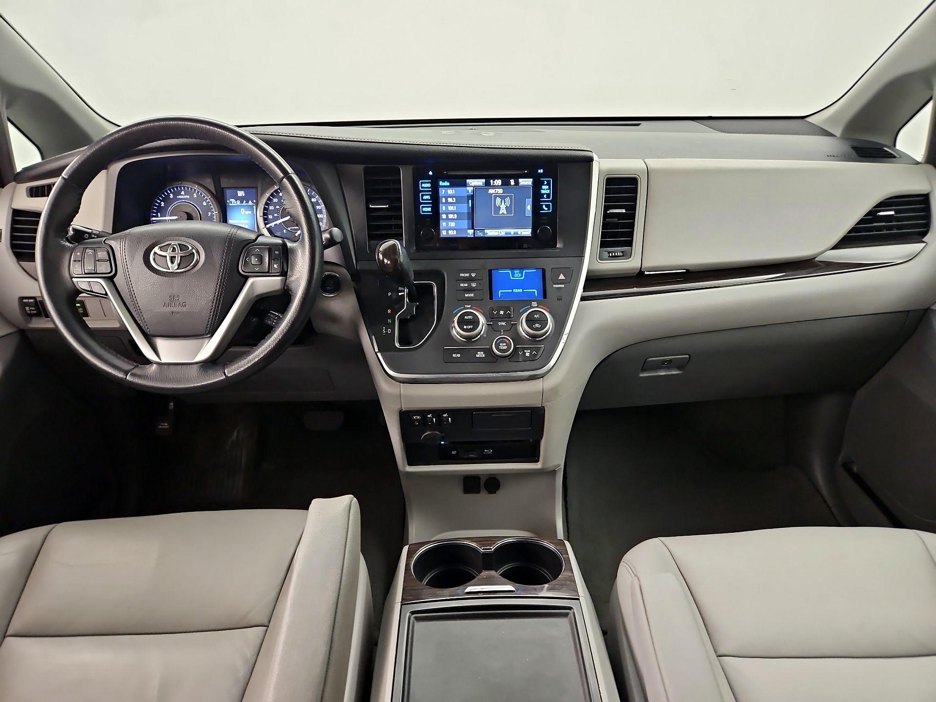Thumbnail: 2017 Toyota Sienna - 9