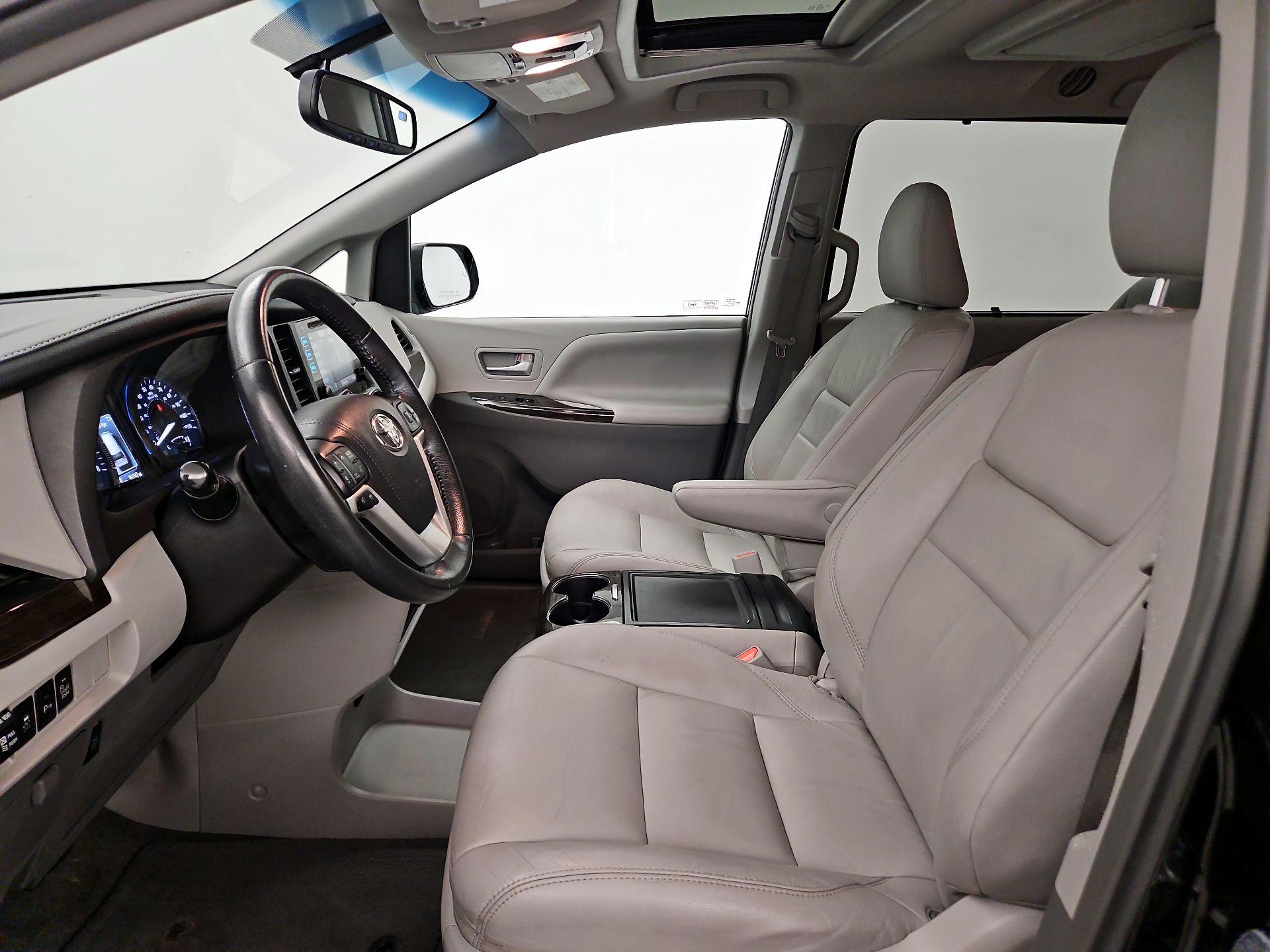 Thumbnail: 2017 Toyota Sienna - 11