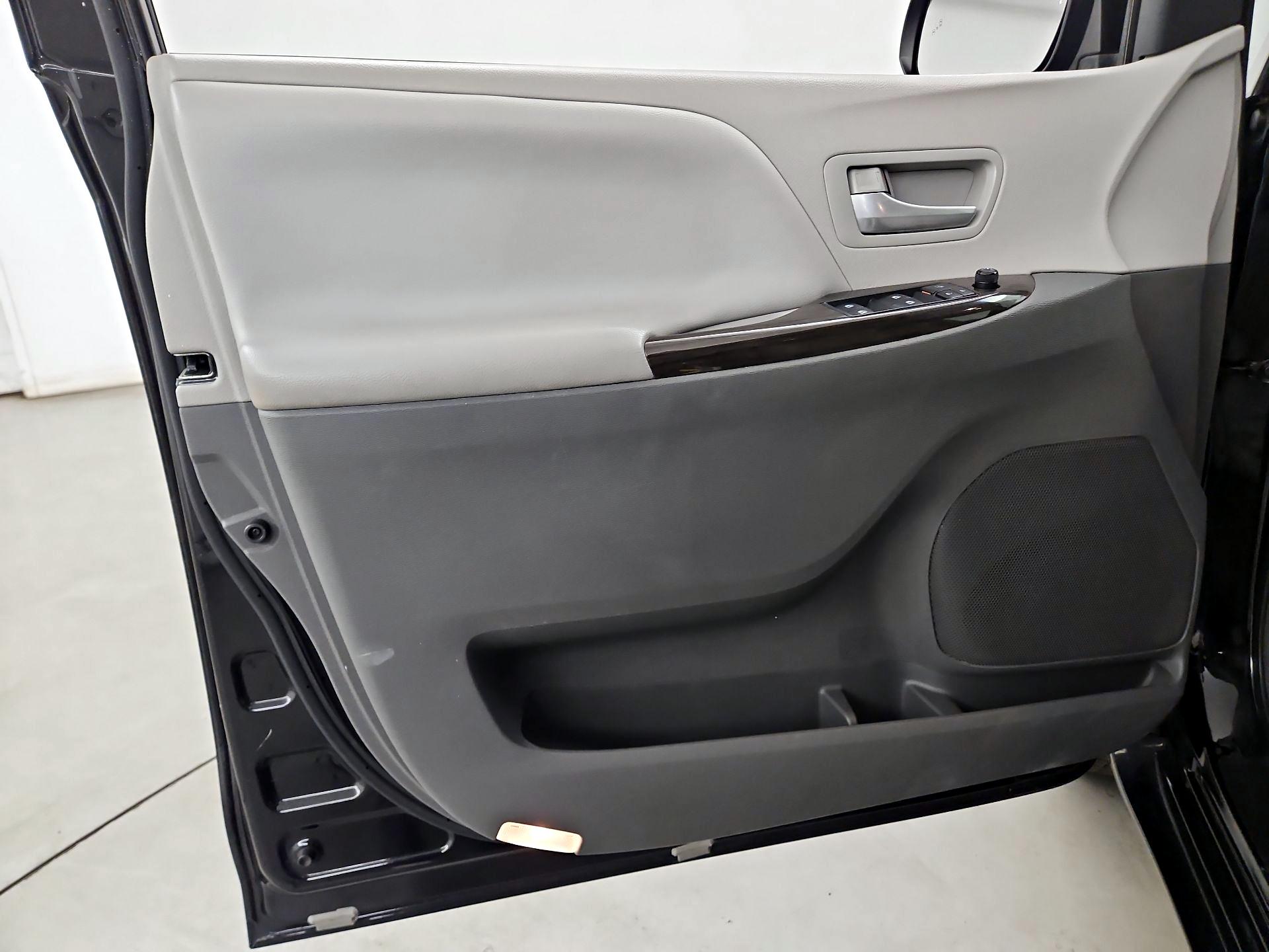 Thumbnail: 2017 Toyota Sienna - 12