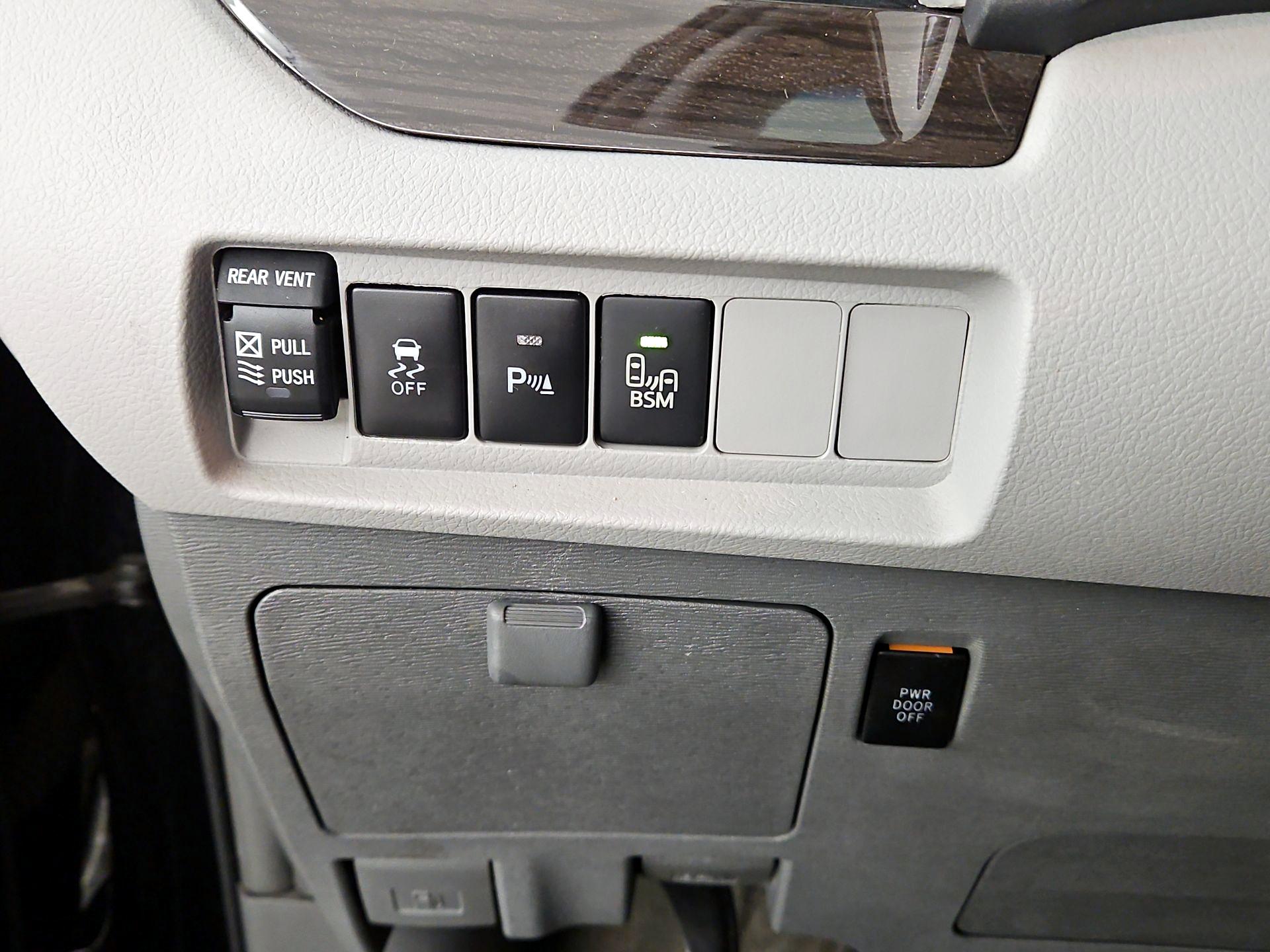 Thumbnail: 2017 Toyota Sienna - 13