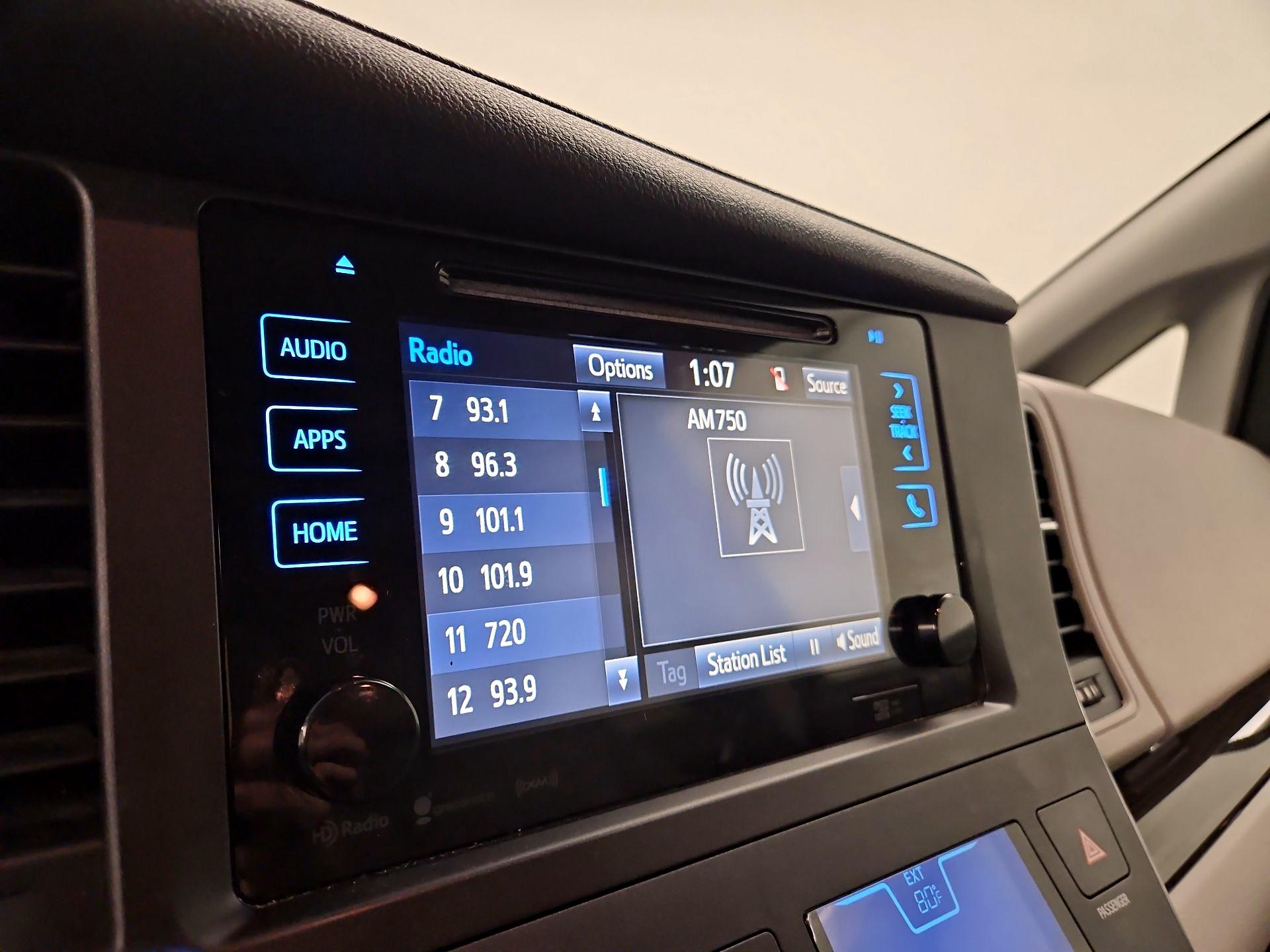 Thumbnail: 2017 Toyota Sienna - 15