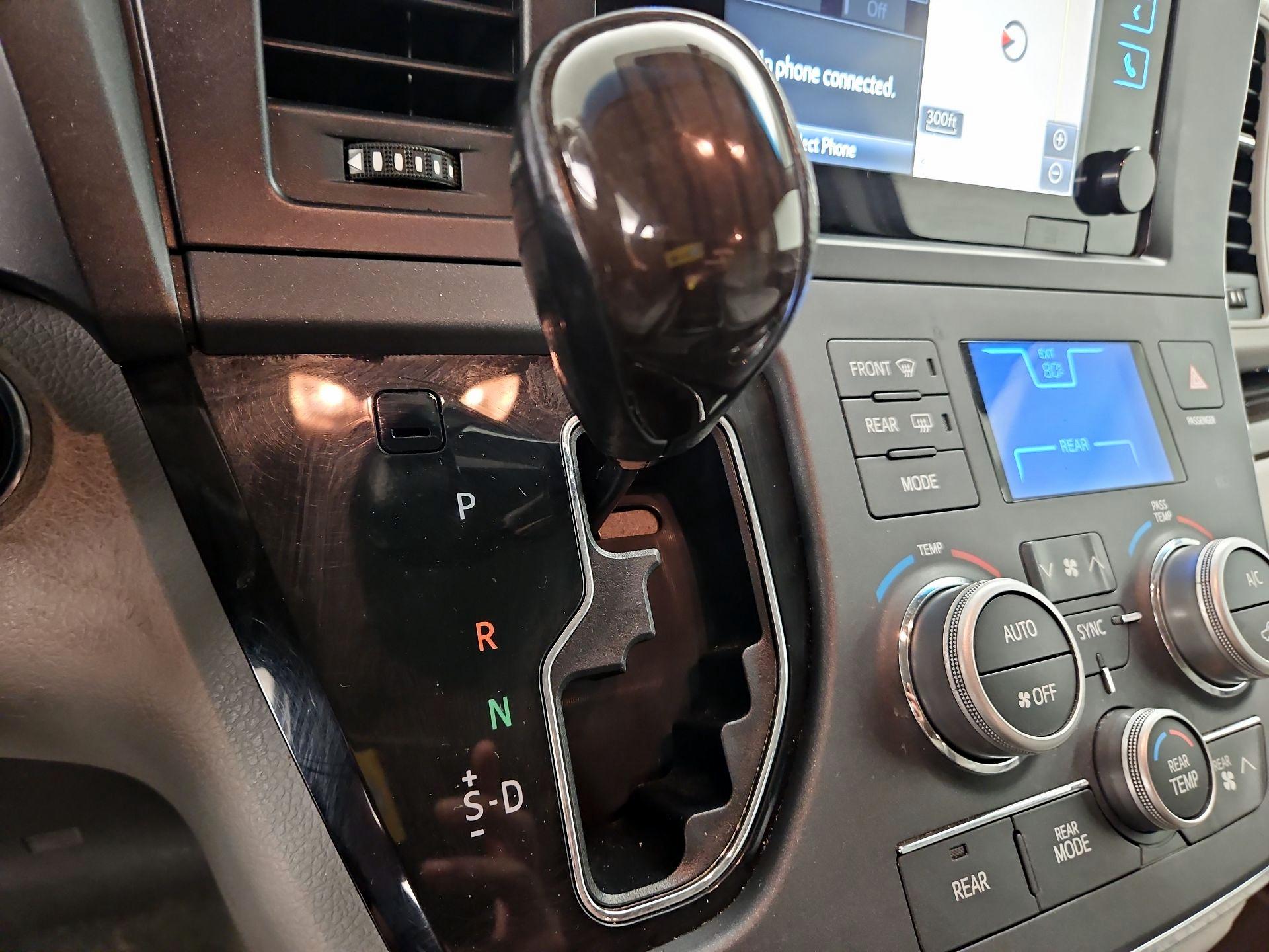Thumbnail: 2017 Toyota Sienna - 17