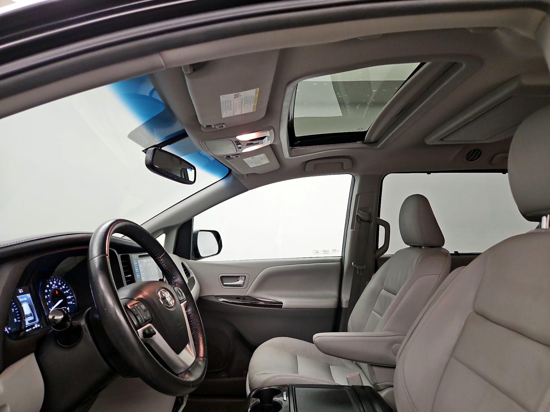 Thumbnail: 2017 Toyota Sienna - 19