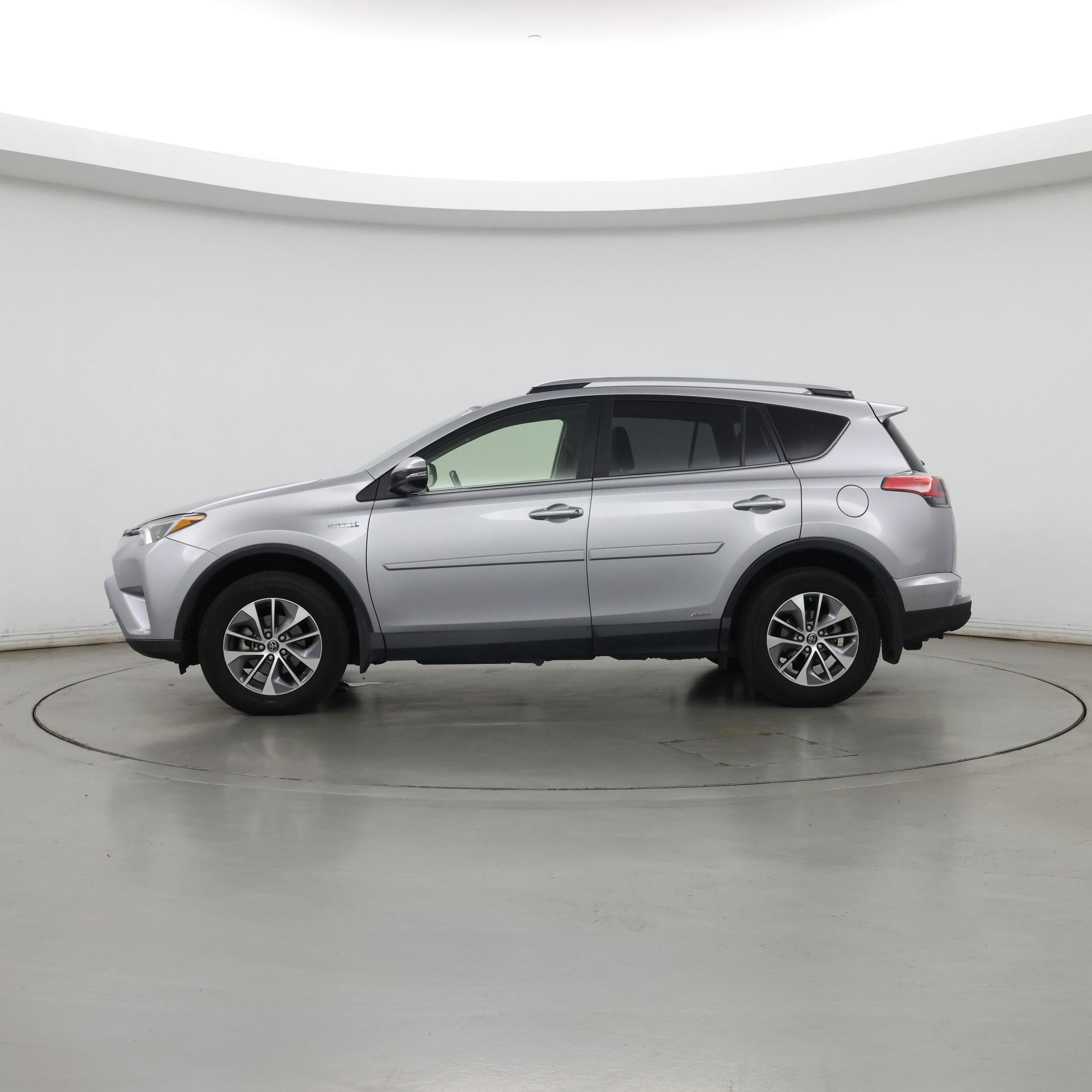 Thumbnail: 2017 Toyota RAV4 - 3