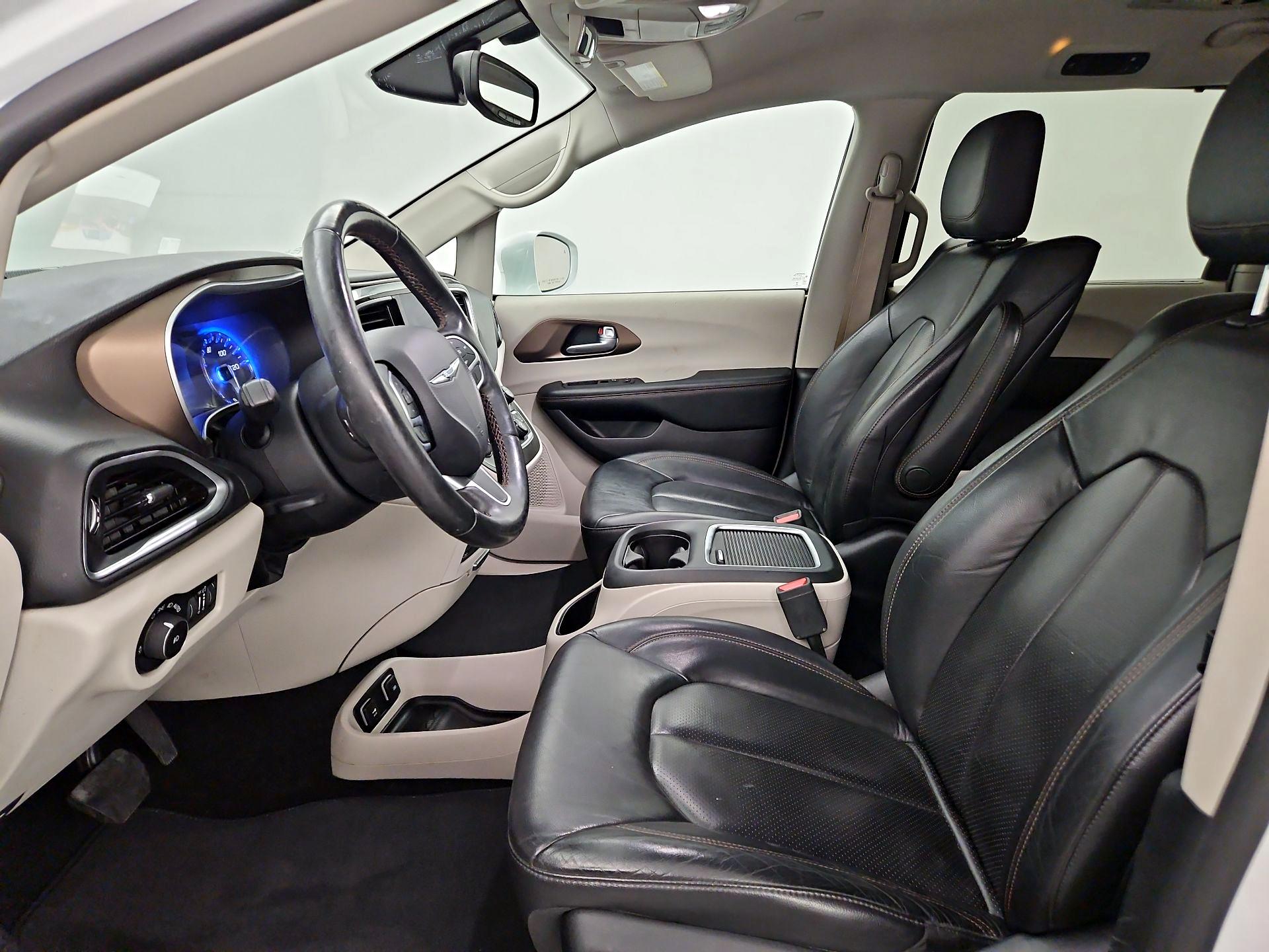 Thumbnail: 2017 Chrysler Pacifica - 11