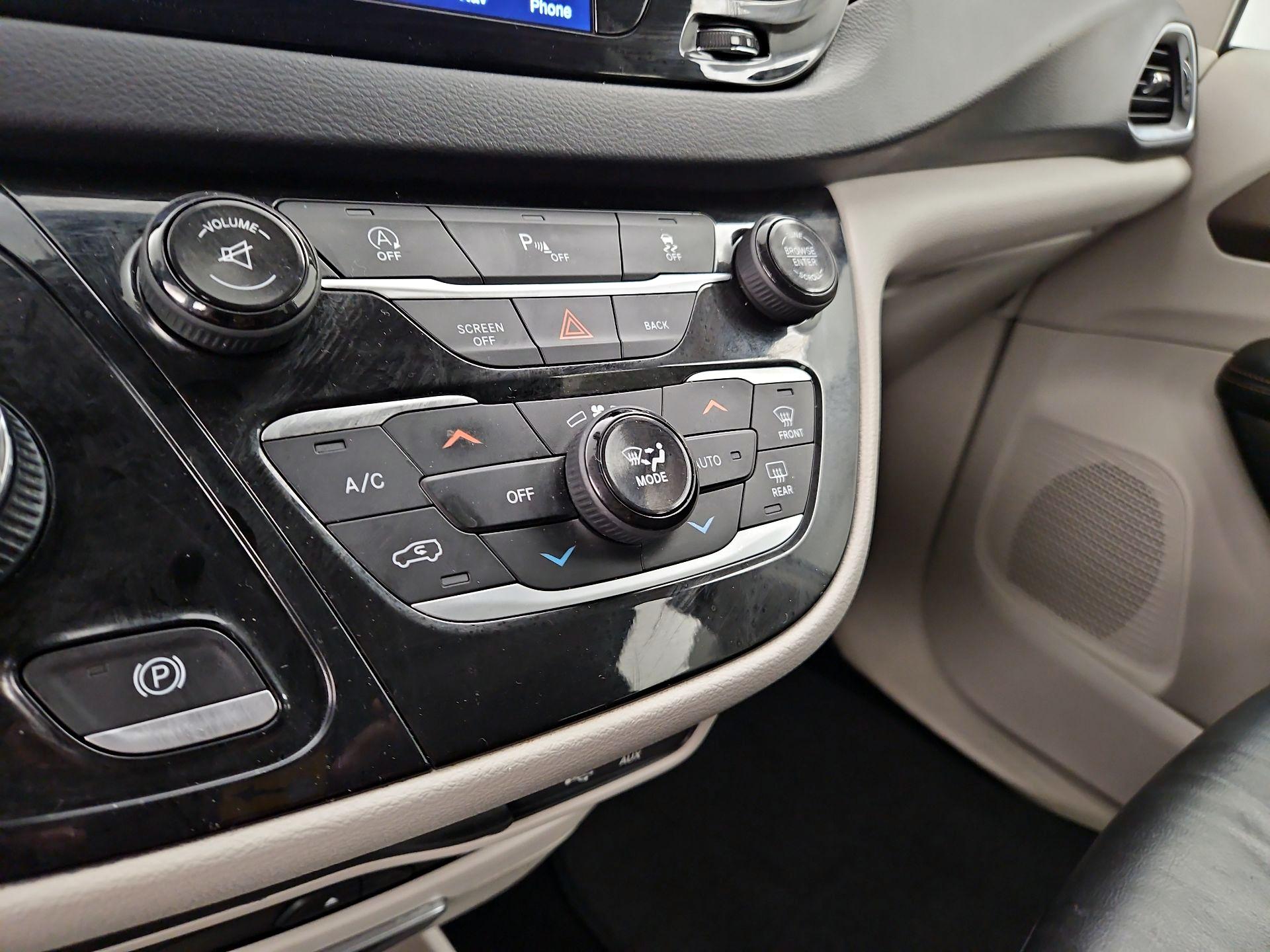 Thumbnail: 2017 Chrysler Pacifica - 17