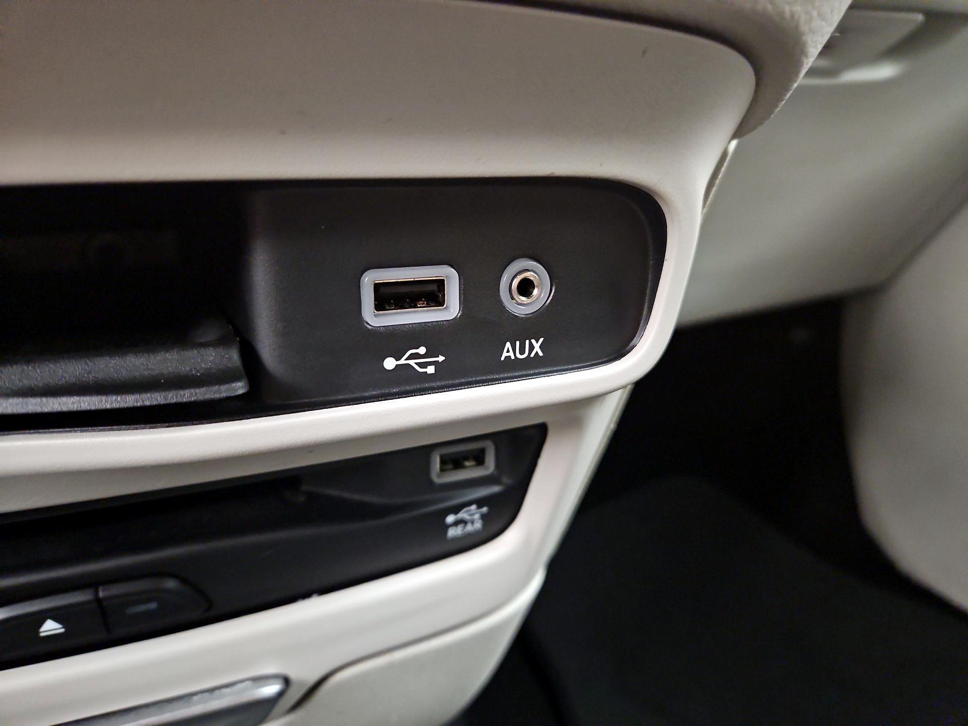 Thumbnail: 2017 Chrysler Pacifica - 19