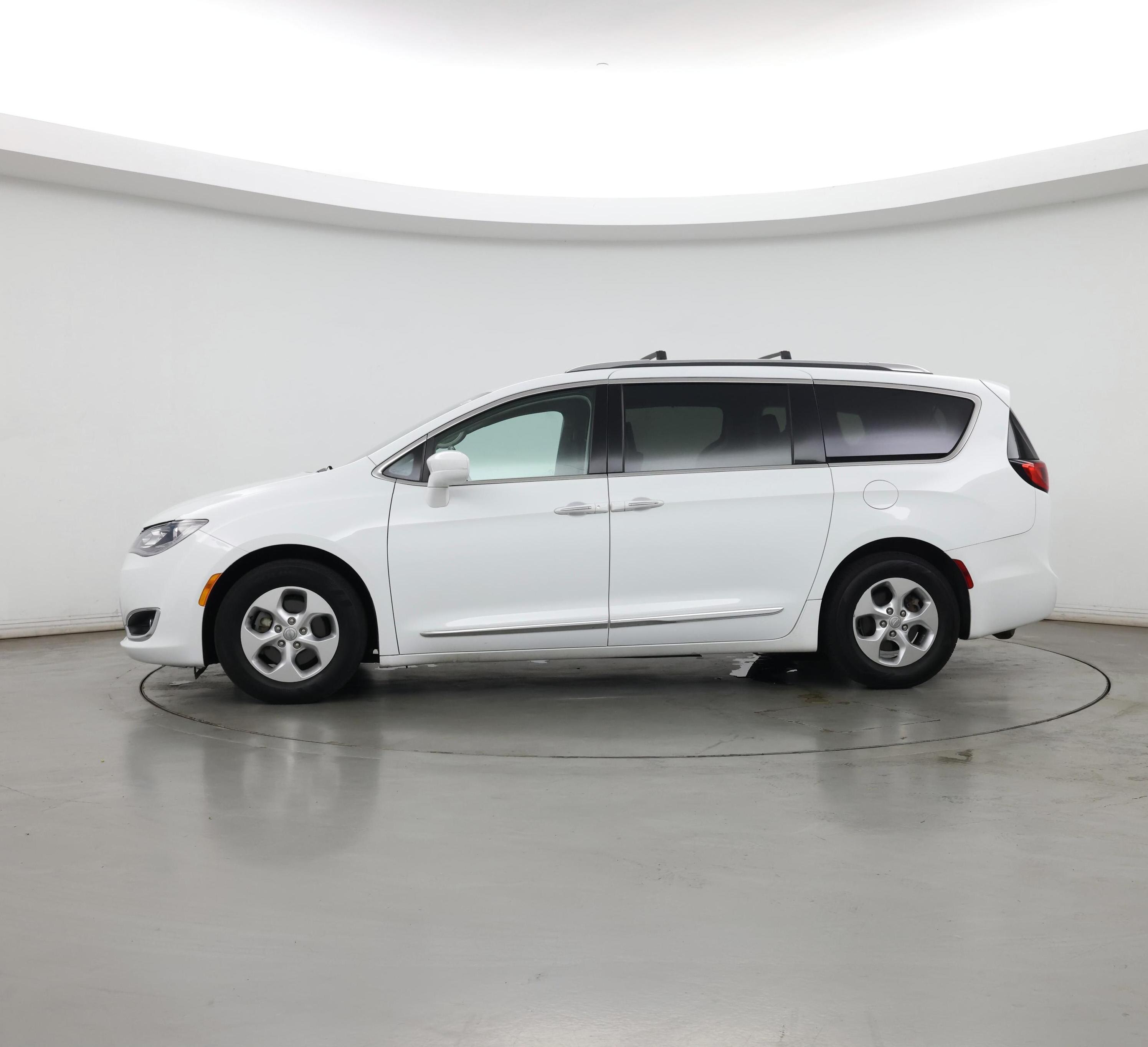 Thumbnail: 2017 Chrysler Pacifica - 3