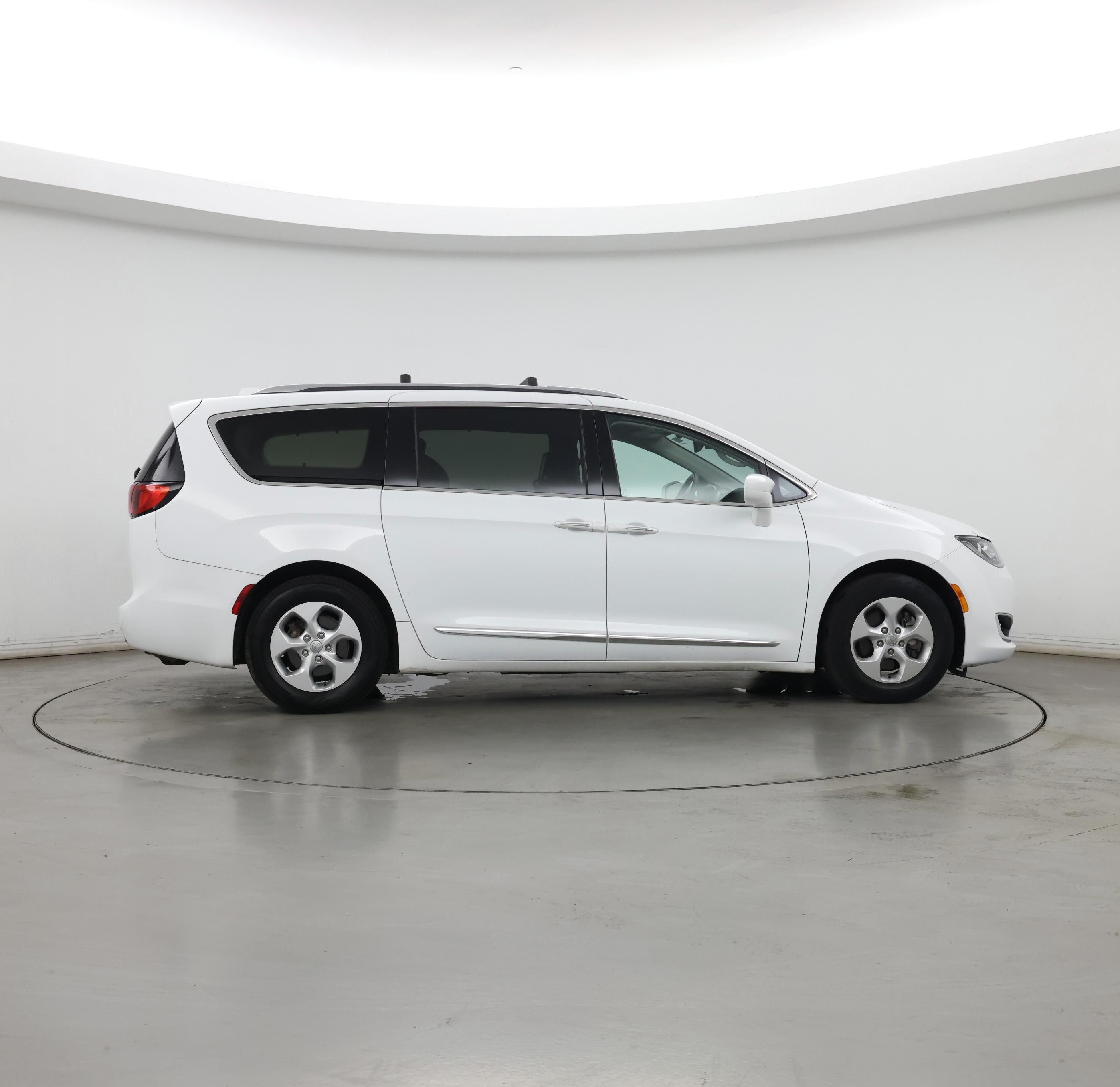 Thumbnail: 2017 Chrysler Pacifica - 7