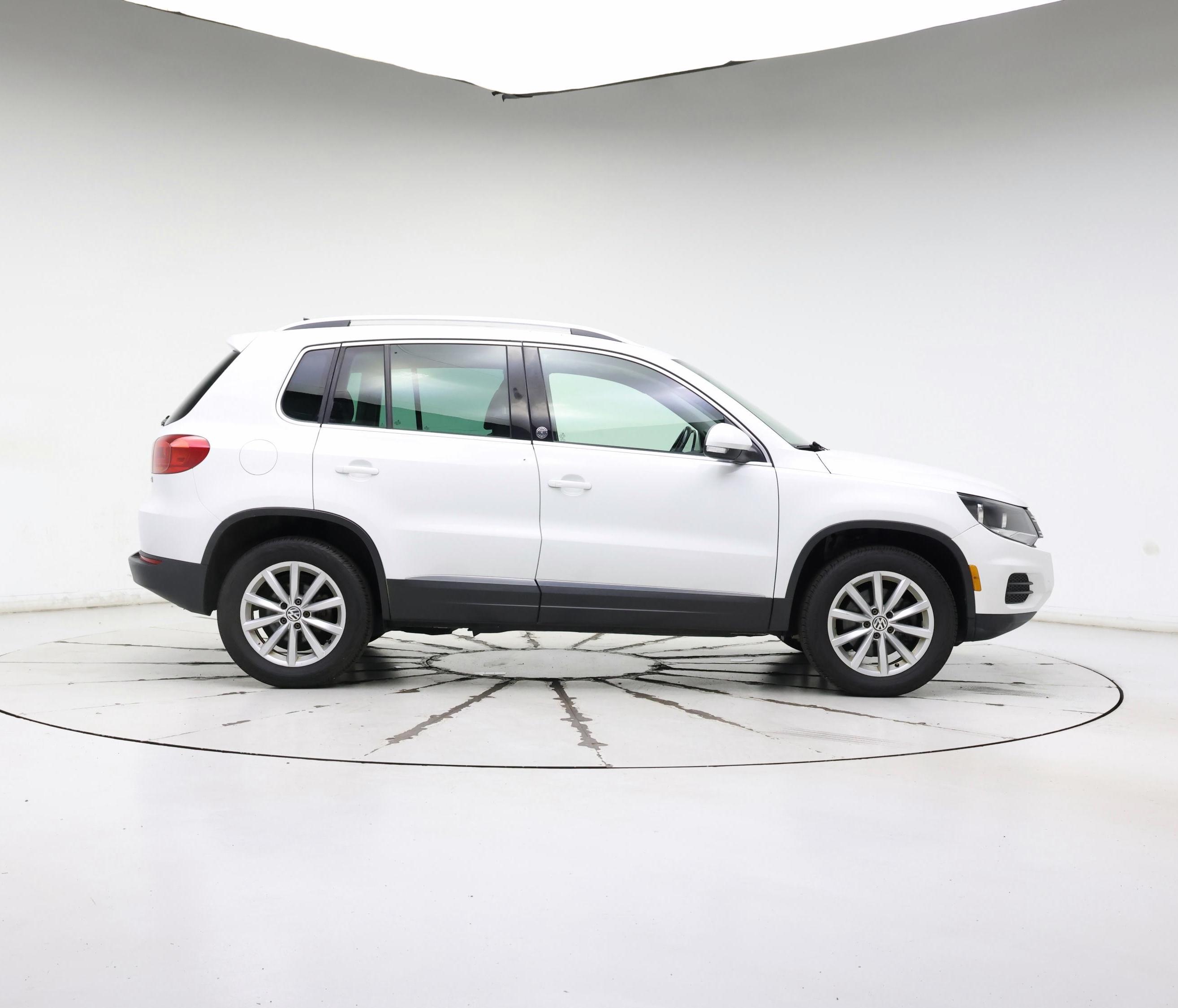 Thumbnail: 2017 Volkswagen Tiguan - 7