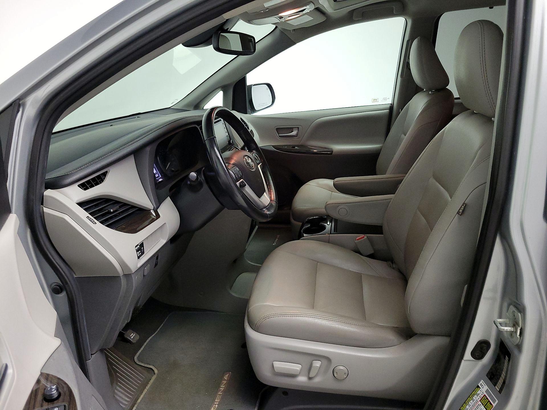 Thumbnail: 2020 Toyota Sienna - 11