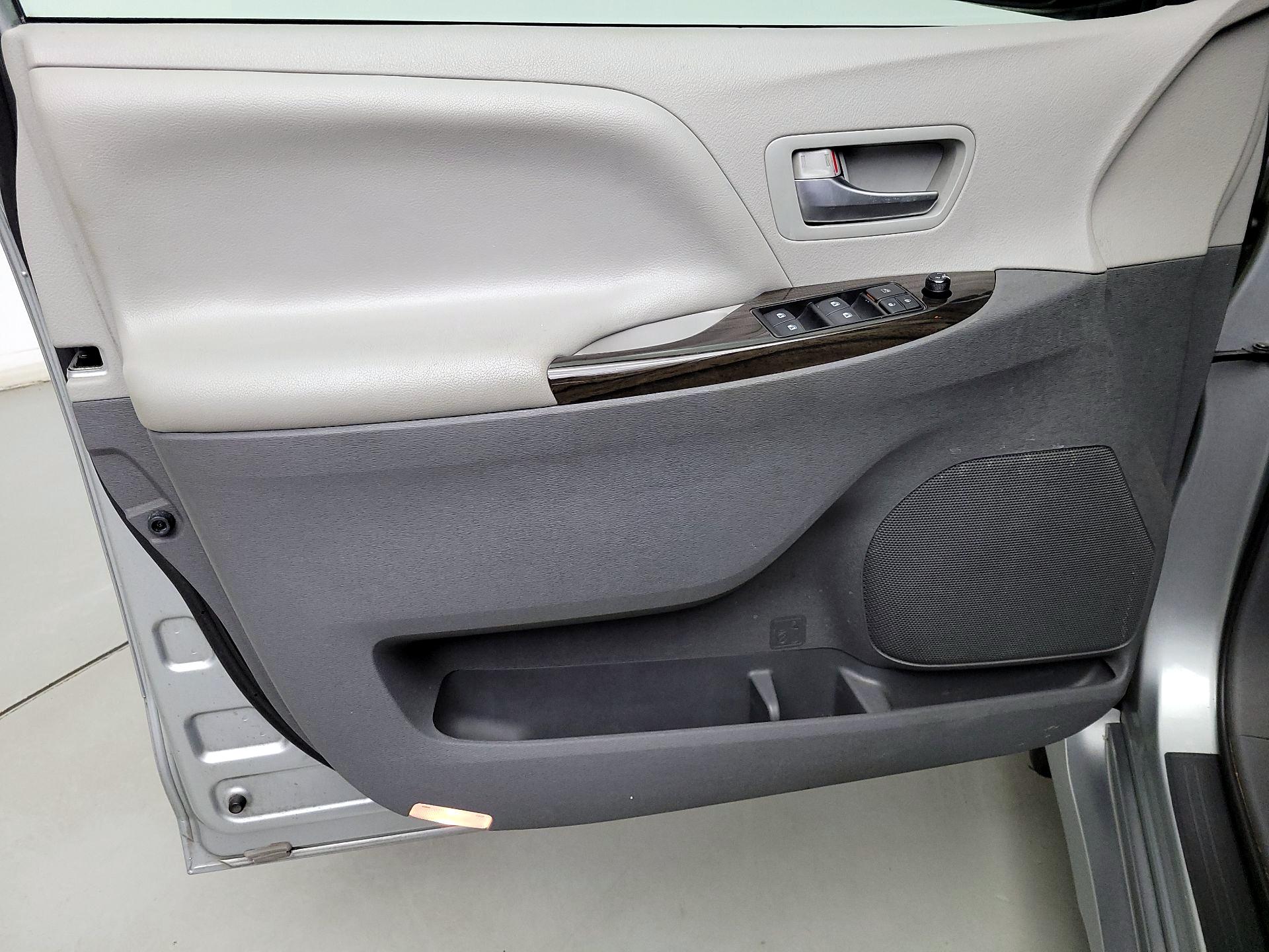 Thumbnail: 2020 Toyota Sienna - 12