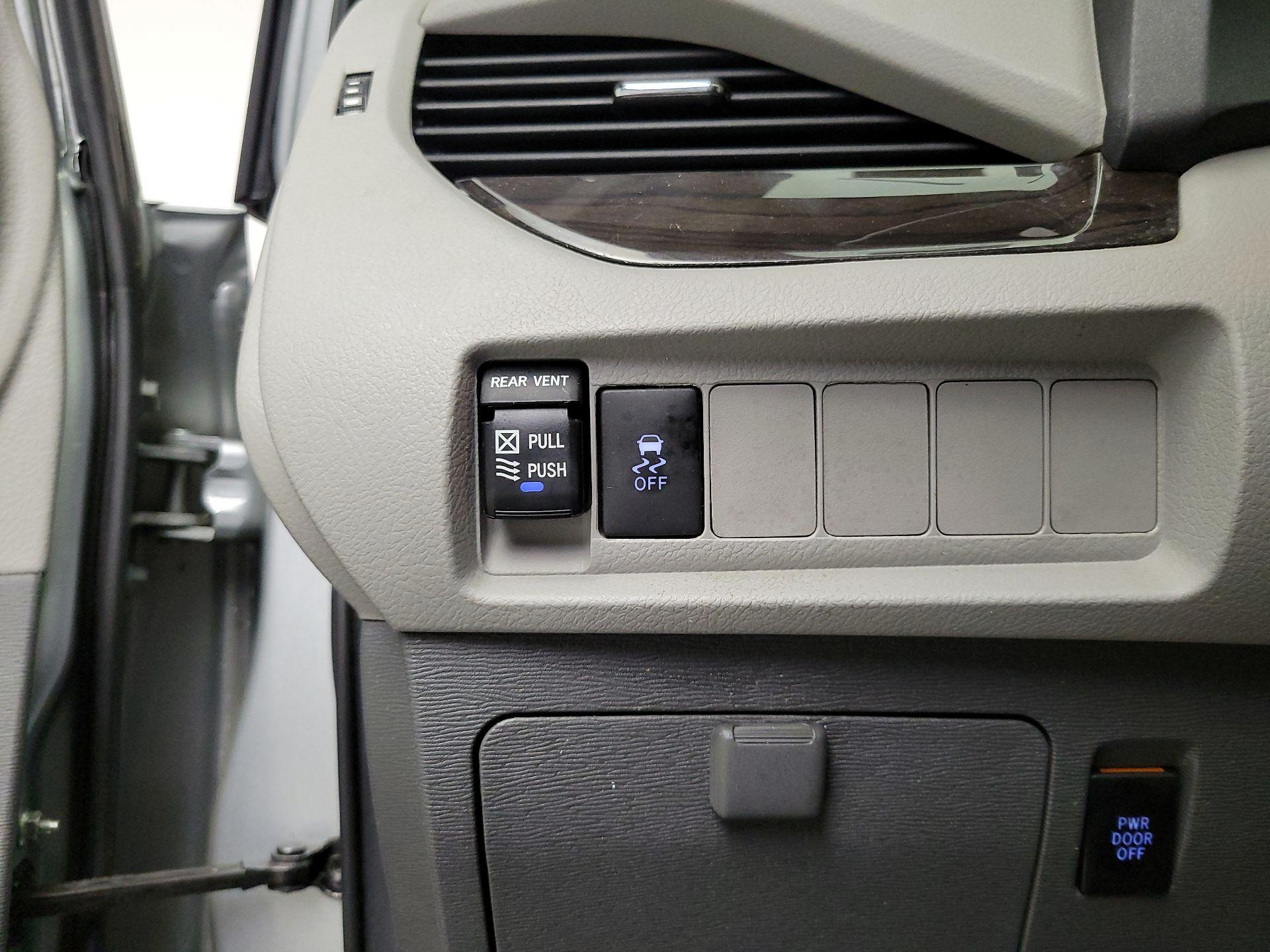 Thumbnail: 2020 Toyota Sienna - 13