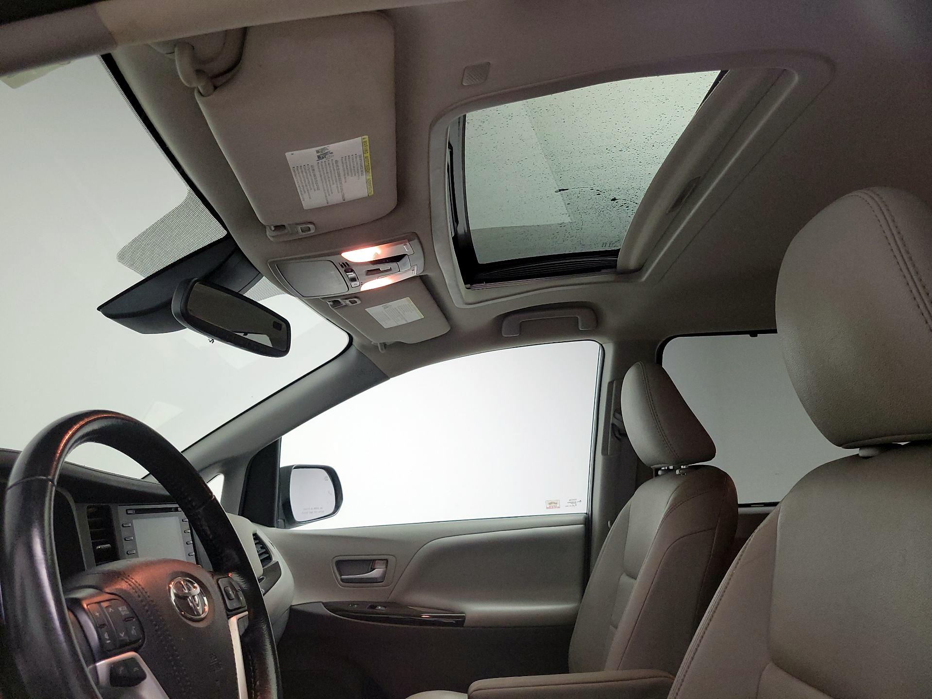 Thumbnail: 2020 Toyota Sienna - 19