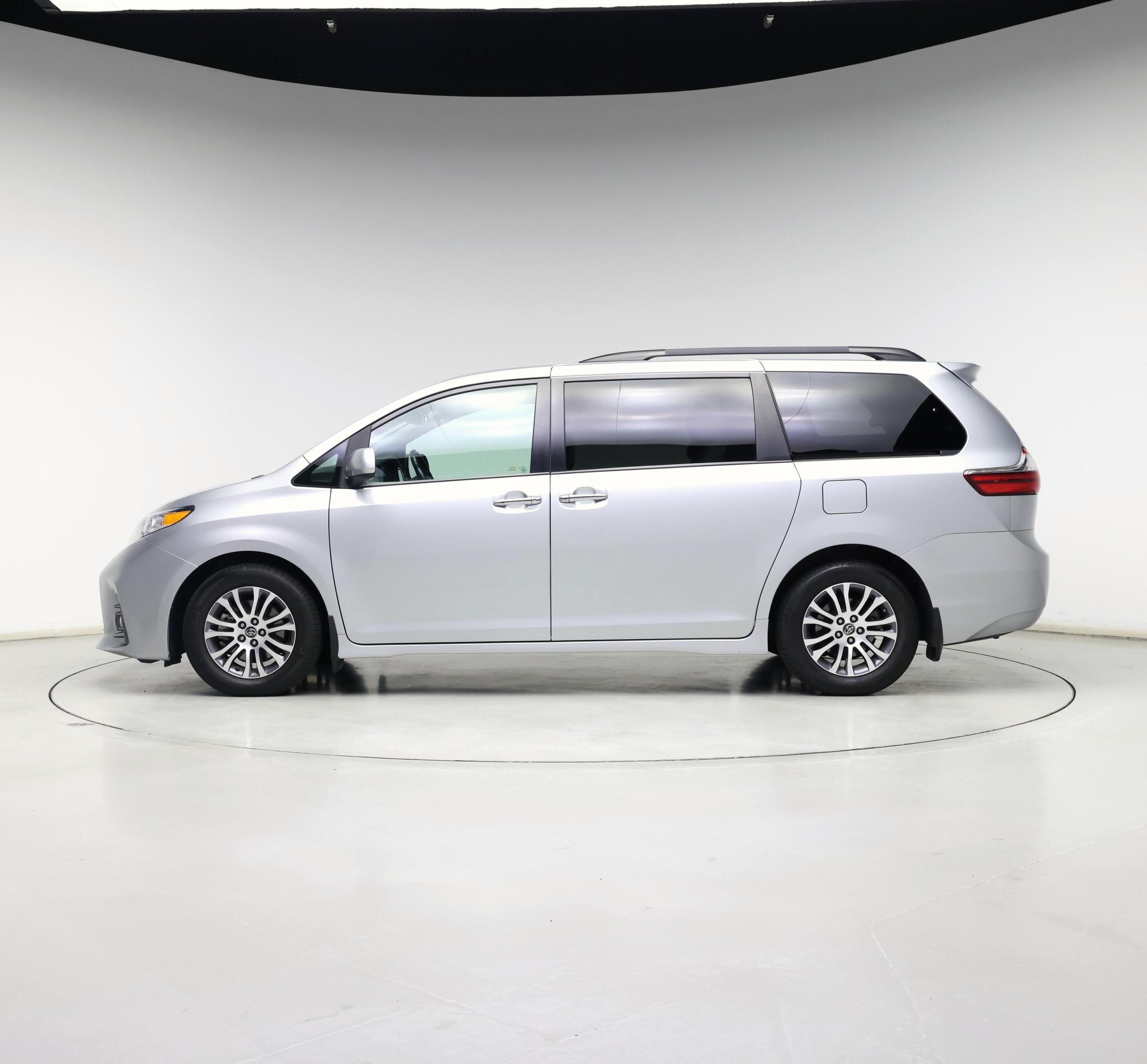 Thumbnail: 2020 Toyota Sienna - 3