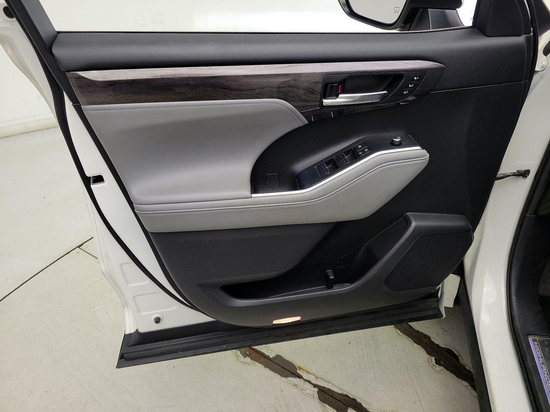 Thumbnail: 2020 Toyota Highlander - 12