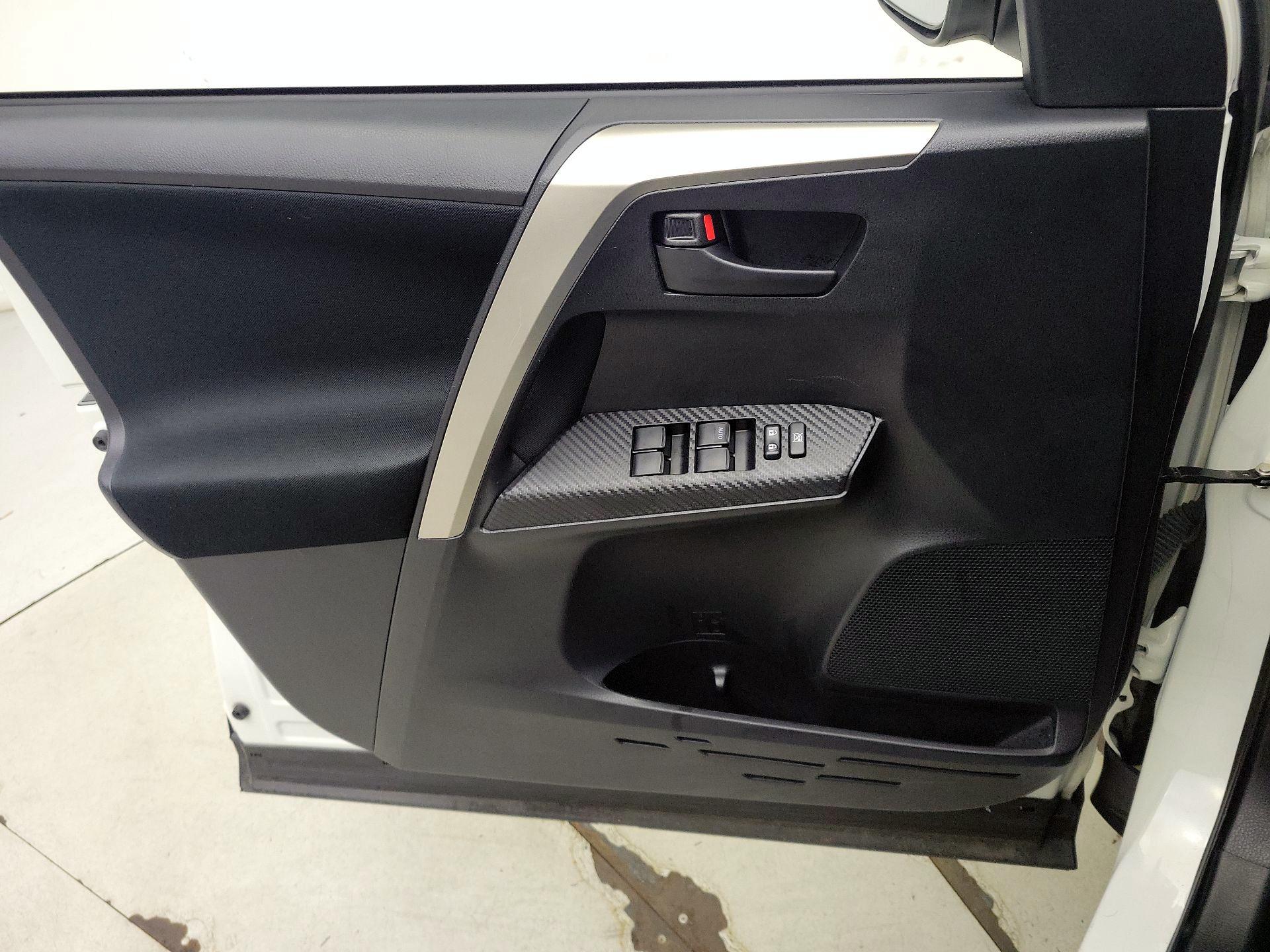 Thumbnail: 2015 Toyota RAV4 - 12