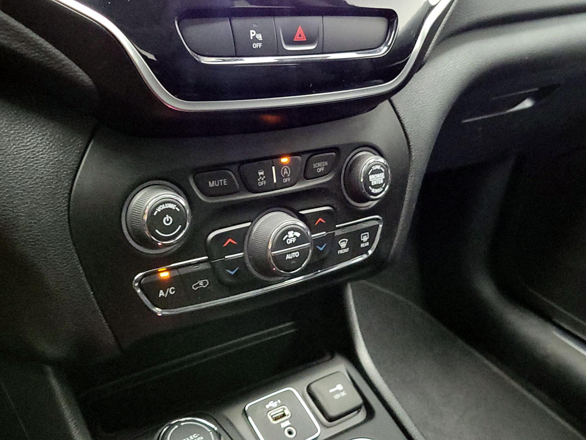 Thumbnail: 2020 Jeep Cherokee - 17