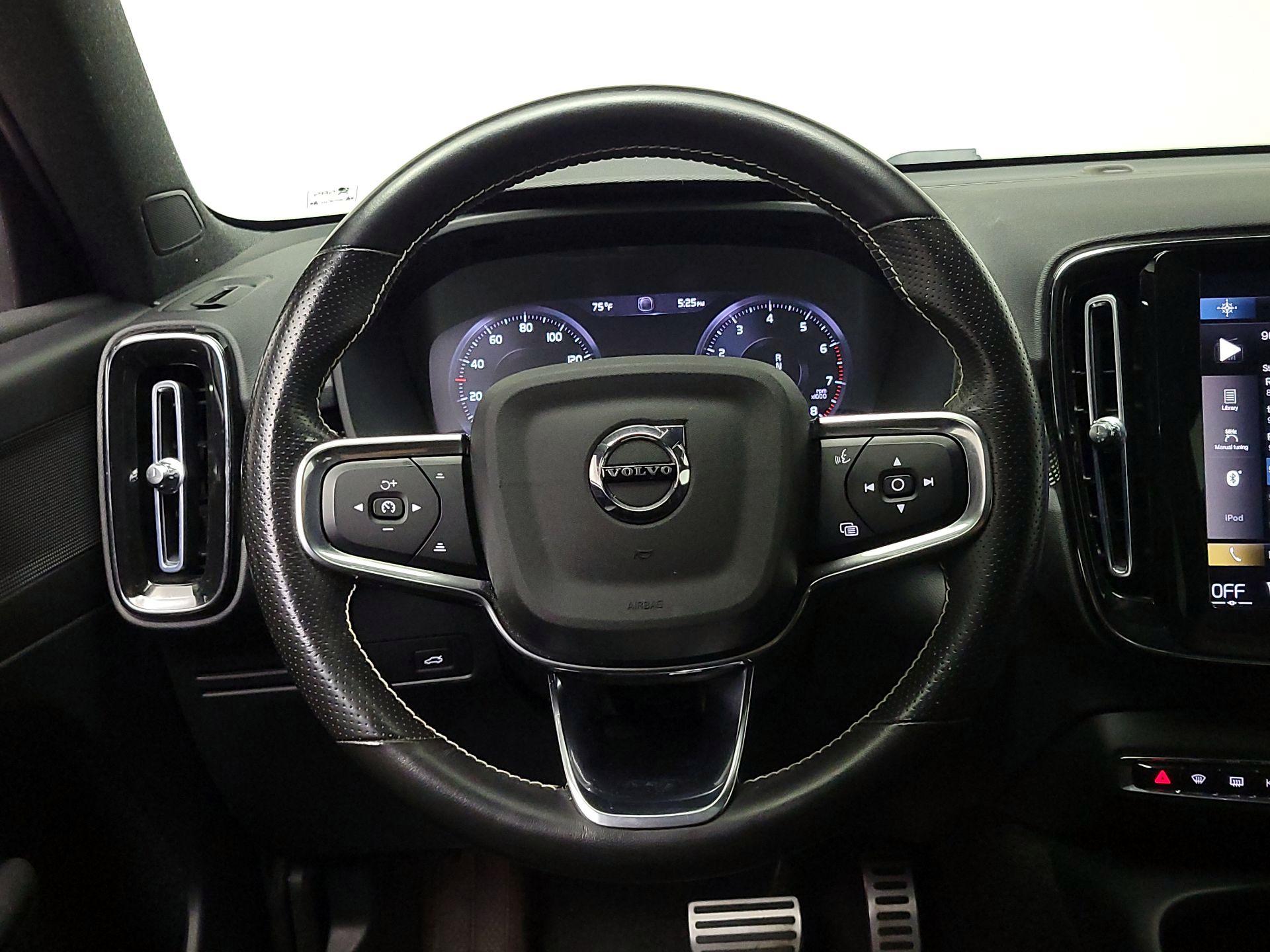 Thumbnail: 2021 Volvo XC40 - 10