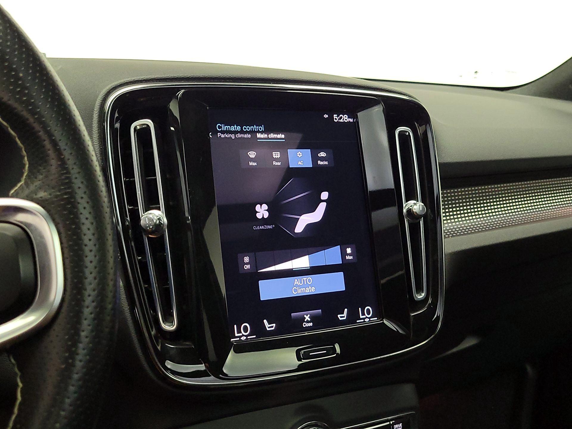 Thumbnail: 2021 Volvo XC40 - 17
