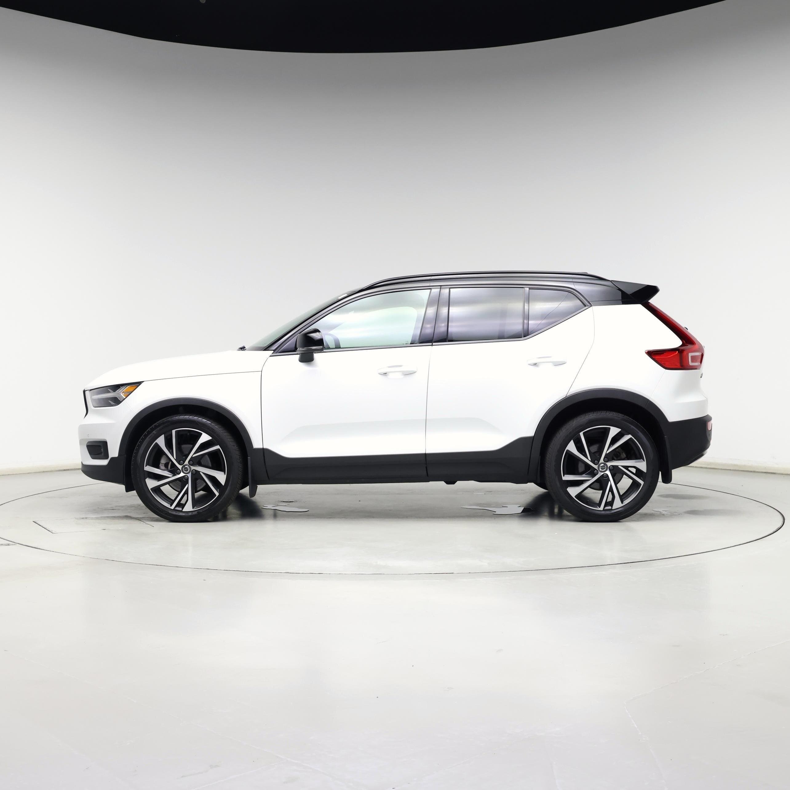 Thumbnail: 2021 Volvo XC40 - 3