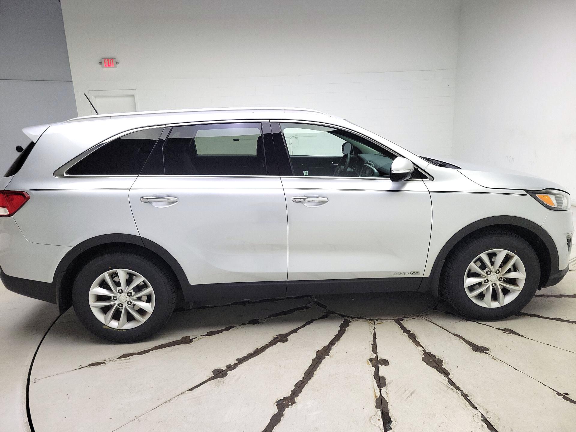 Thumbnail: 2017 Kia Sorento - 4