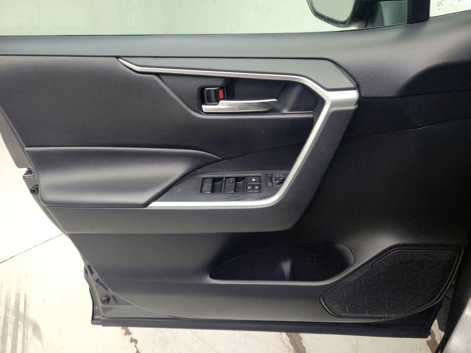 Thumbnail: 2019 Toyota RAV4 - 12